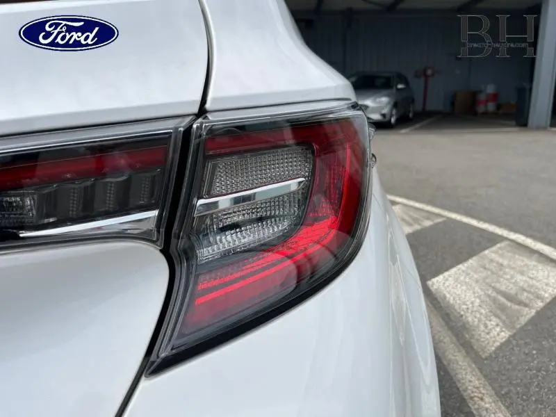 Gros plan sur le feu arrière droit blanc pur d'une Toyota Corolla 184h Dynamic Business MY20, avec détails LED et carrosserie lisse.