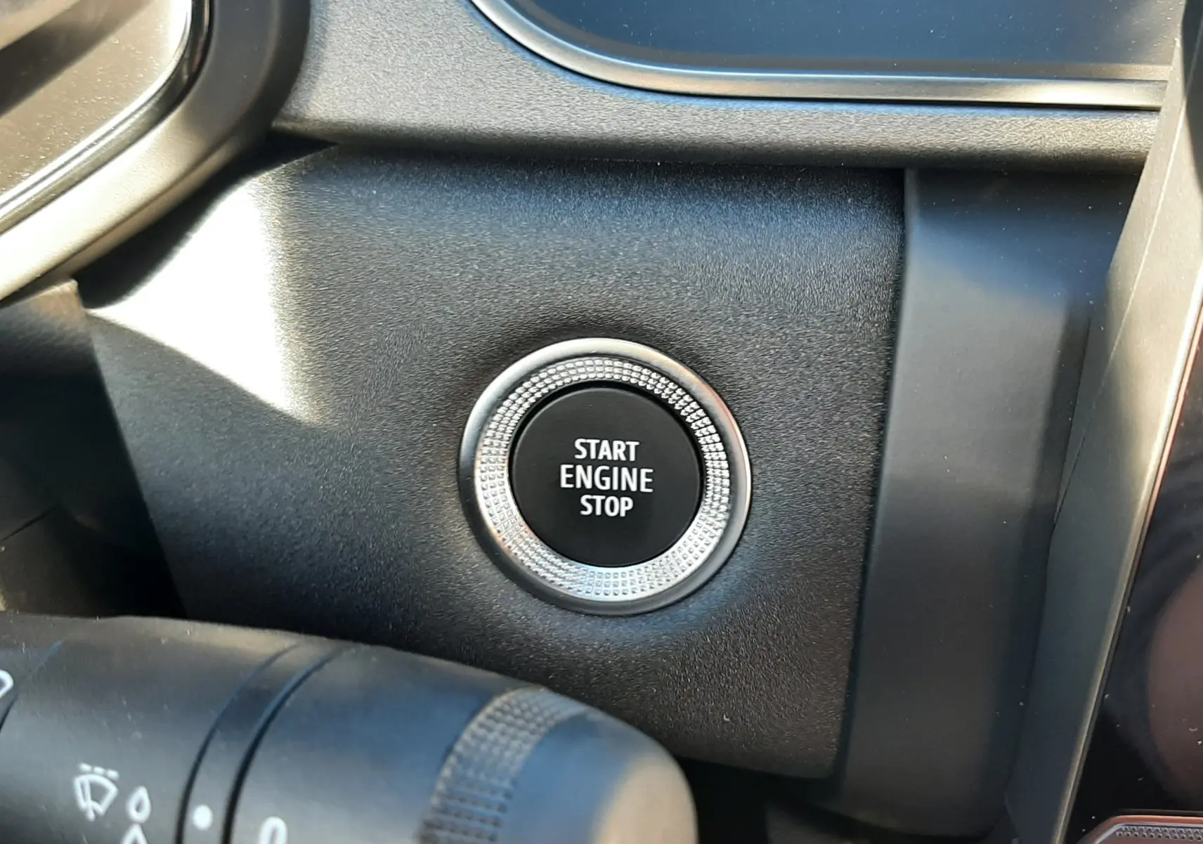 Gros plan sur le bouton Start Engine Stop dans l'habitacle noir du Renault Captur II Ph.2 Bleu Iron 2025.