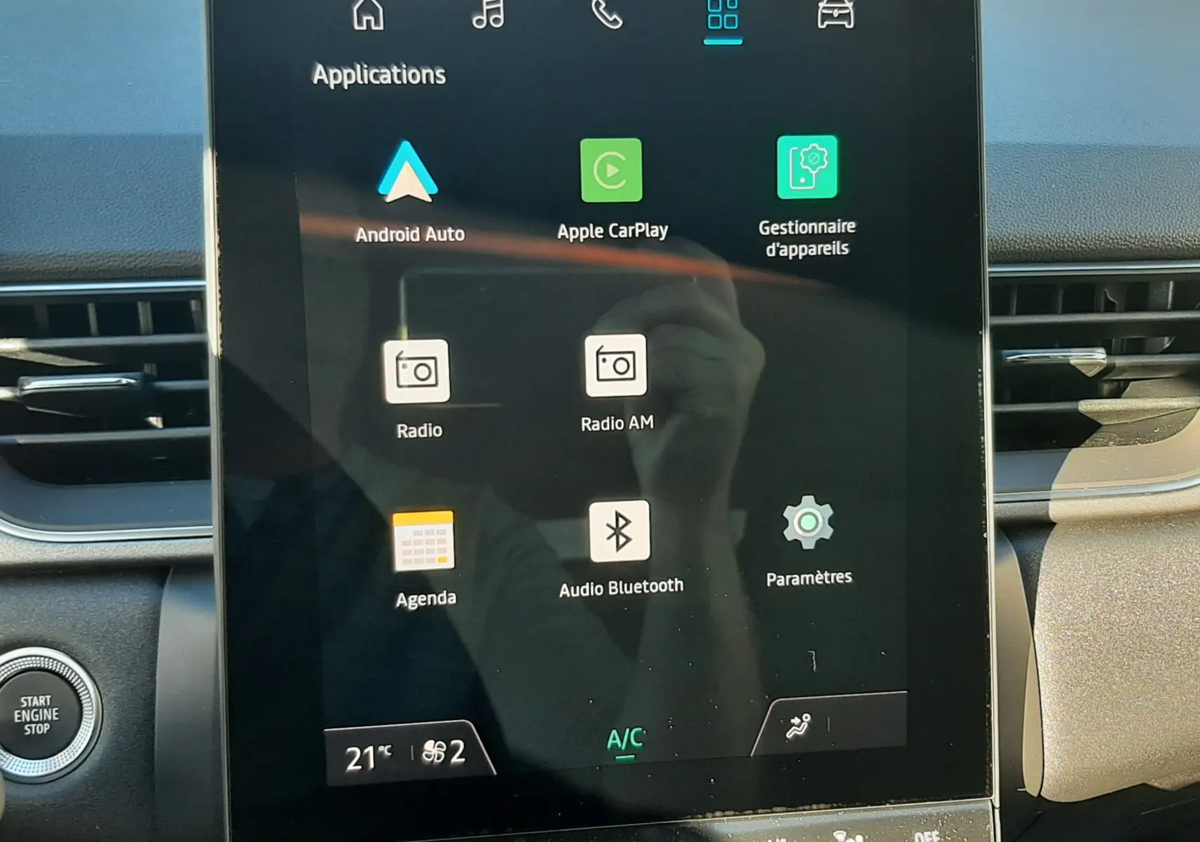 Écran tactile central affichant les applications multimédia et climatisation du Renault Captur II Ph.2 TCE 90CH TECHNO 2025.