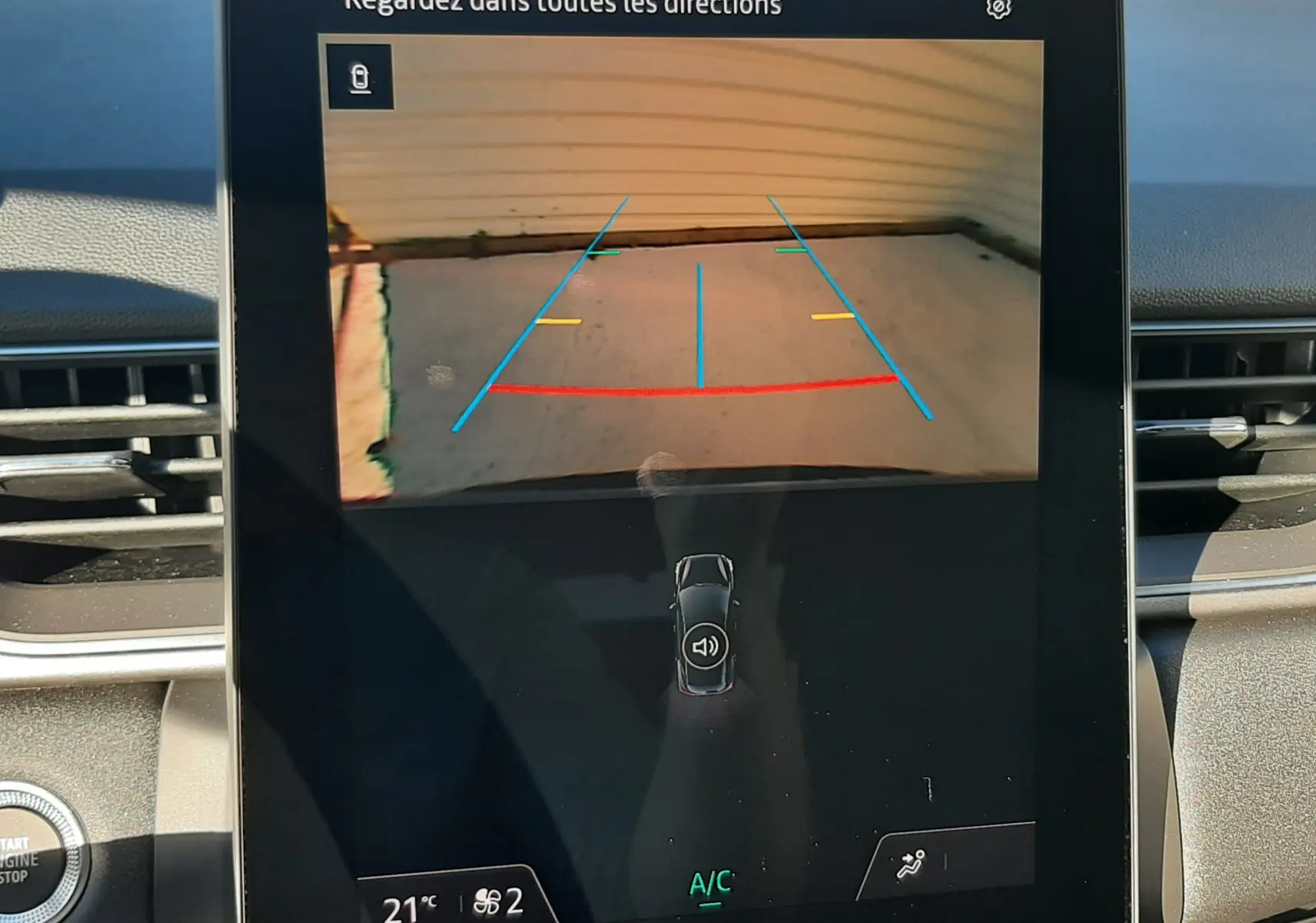Écran tactile intérieur du Renault Captur bleu Iron 2025 affichant la caméra de recul avec guidage de trajectoire coloré.
