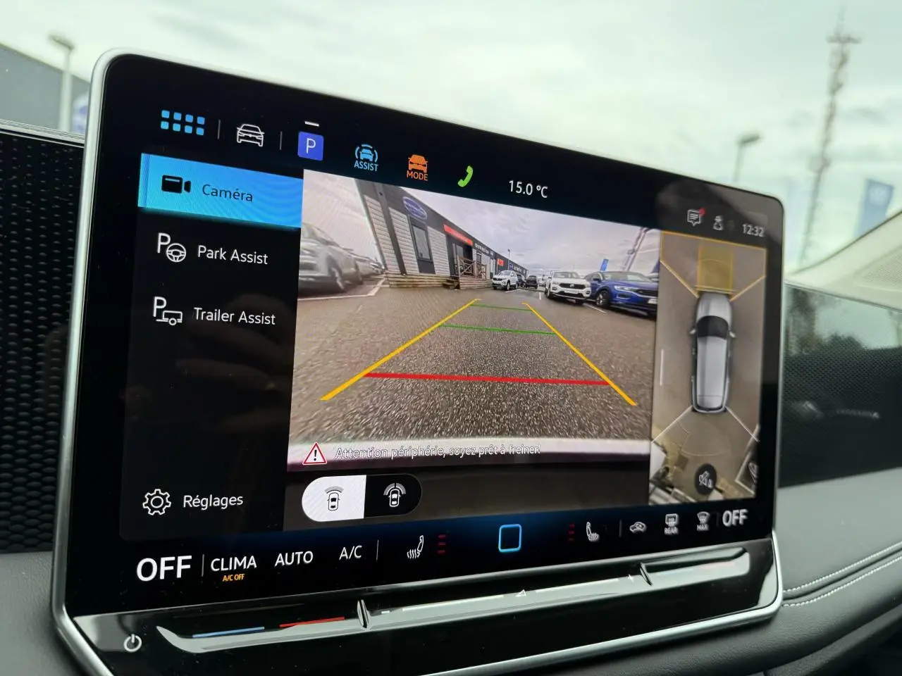 Écran tactile du Volkswagen Tiguan 2025 montrant la caméra de recul et l'assistant de stationnement intérieur.