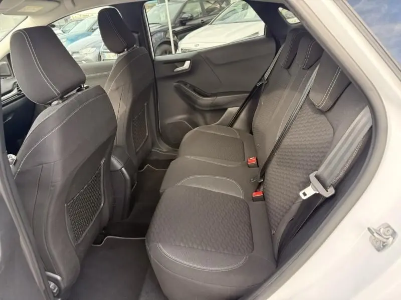 Vue intérieure côté droit des sièges arrière noirs du Ford Puma blanc 2026, avec ceintures de sécurité visibles.