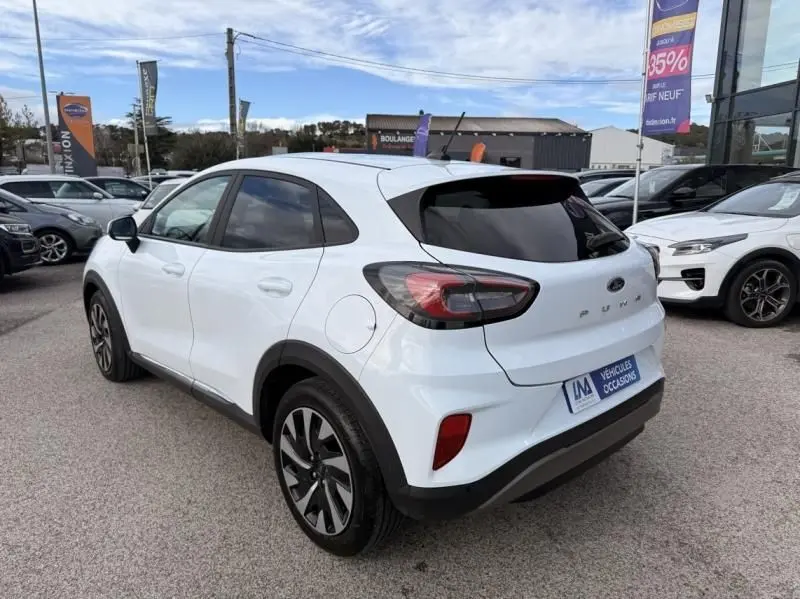 Vue 3/4 arrière droite d'un Ford Puma blanc 2026 avec vitres teintées et jantes alliage distinctives.