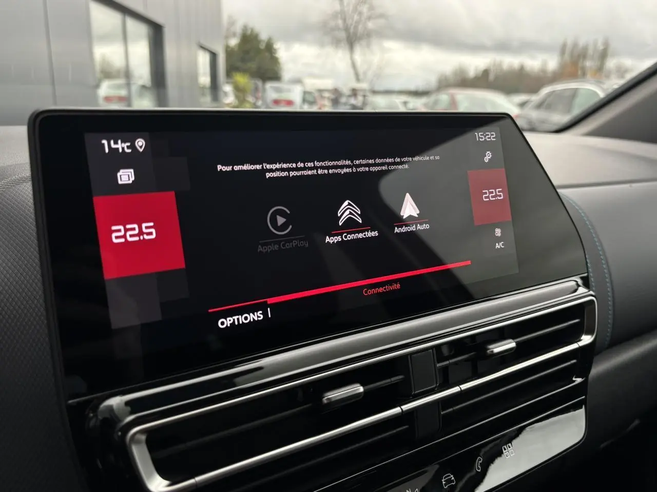 Écran tactile central affichant la connectivité Apple CarPlay et Android Auto sur tableau de bord noir du Citroën C5 Aircross.