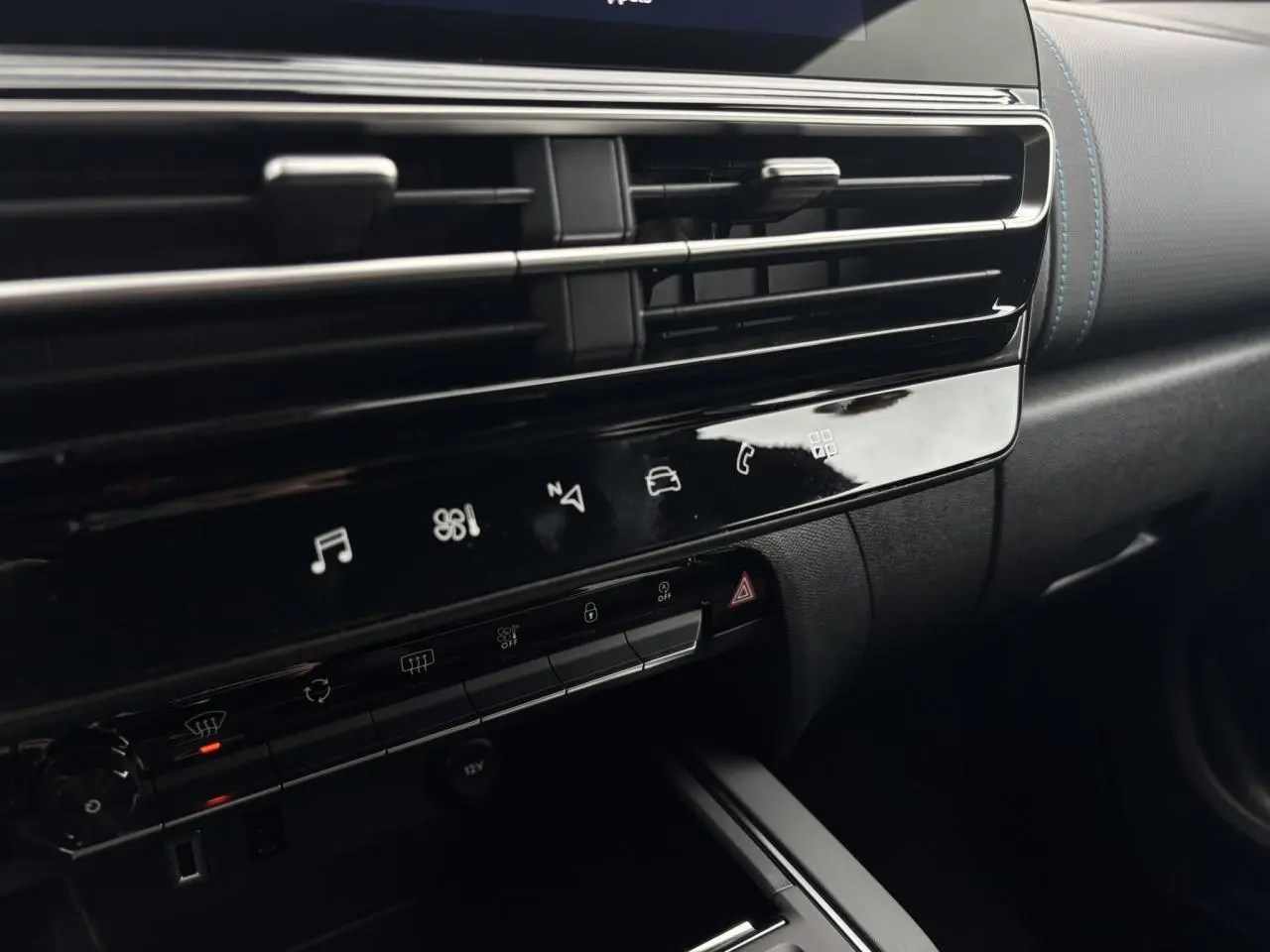 Détail de la console centrale noire brillante avec aérateurs et commandes tactiles du Citroën C5 Aircross blanc Okénite.