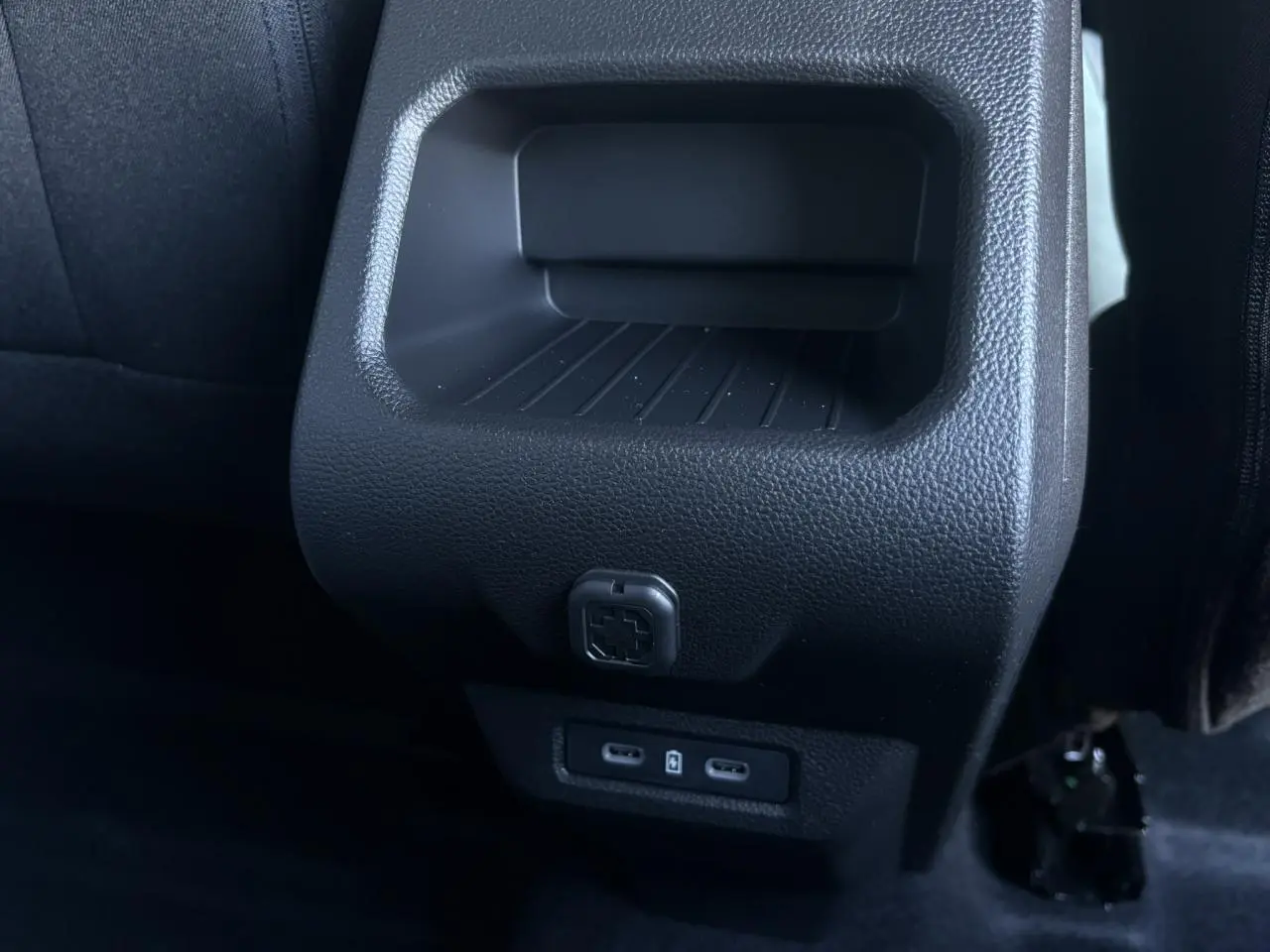 Prise USB type C et prise 12V à l'arrière de la console centrale du Dacia Duster ECO-G 120 Auto Extrême kaki.