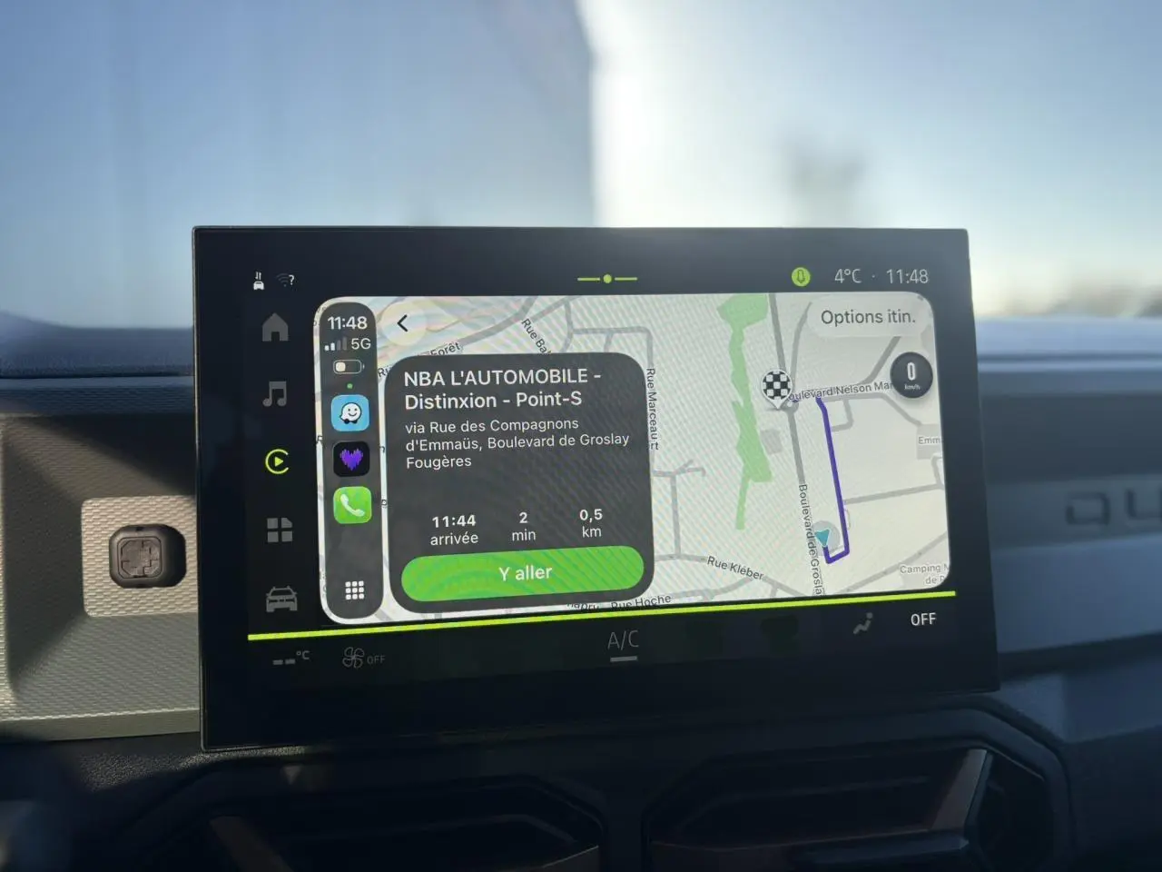 Écran tactile central 10 pouces du Dacia Duster 2026 affichant la navigation GPS avec interface smartphone intégrée.