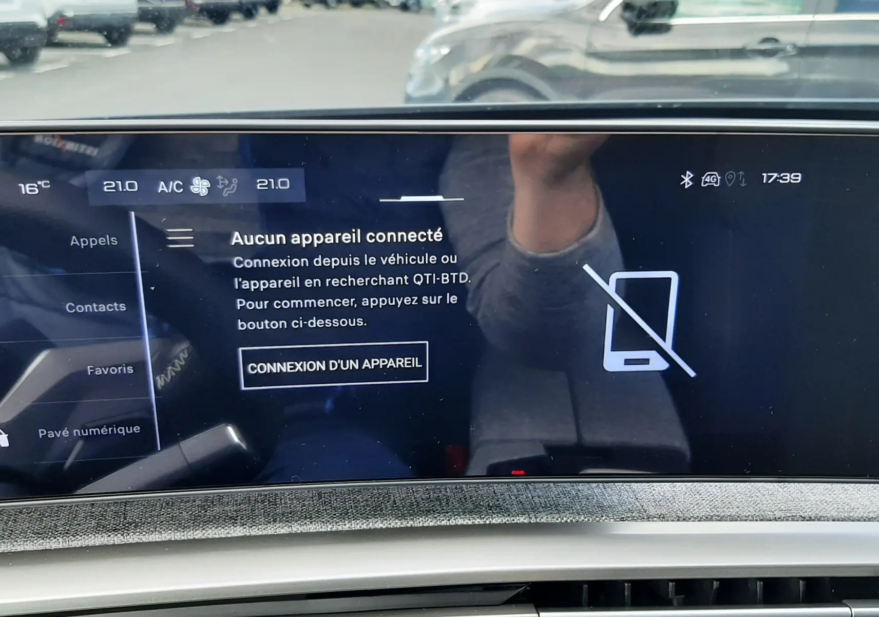 Vue intérieure du tableau de bord du Peugeot 3008 gris titane, avec écran tactile affichant la connexion d'appareil désactivée.