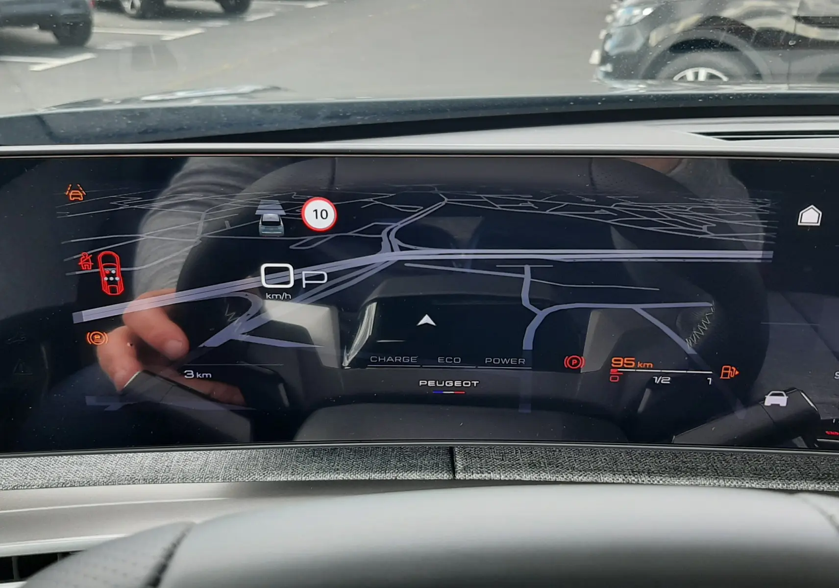 Vue du tableau de bord numérique du Peugeot 3008 gris titane, affichant la navigation et les informations de conduite.