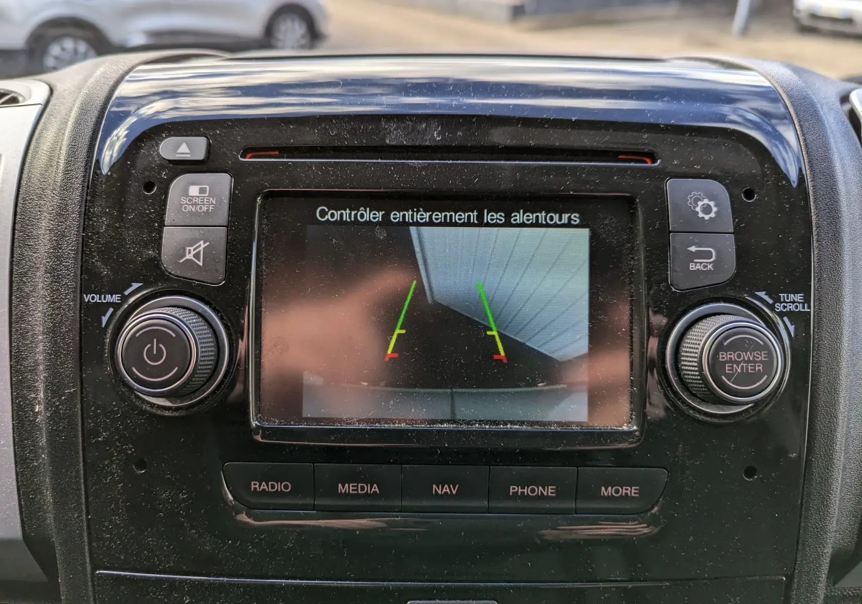 Écran central du tableau de bord du Fiat Ducato Fourgon blanc 2019 affichant la caméra de recul avec consigne de vigilance.