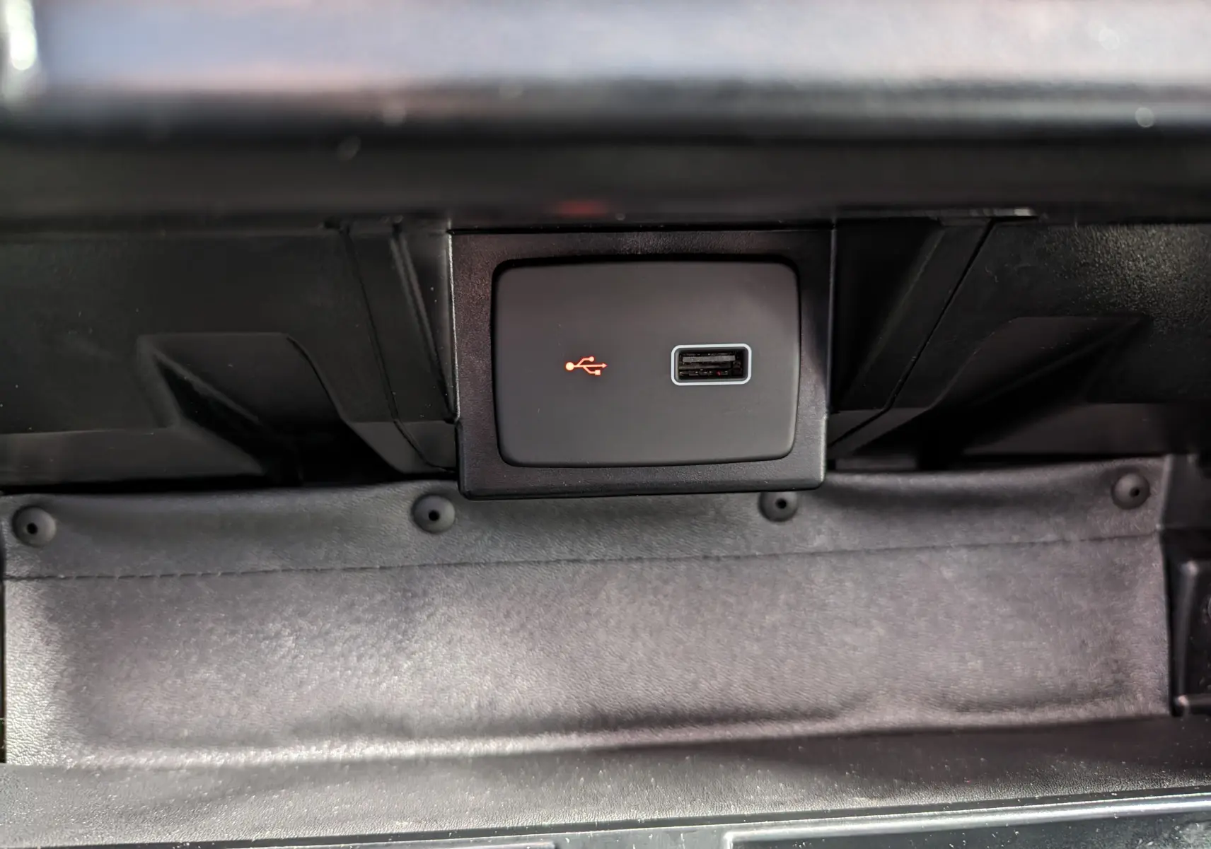 Prise USB intégrée dans la boîte à gants du FIAT Ducato Fourgon blanc, version 2019, vue intérieure rapprochée.