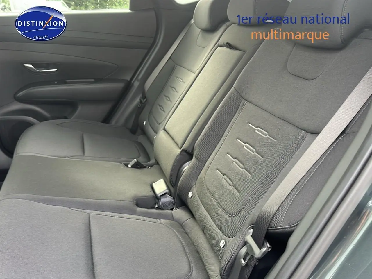 Vue intérieure côté droit des sièges arrière en tissu gris du Hyundai Tucson 2025 vert cyprès.