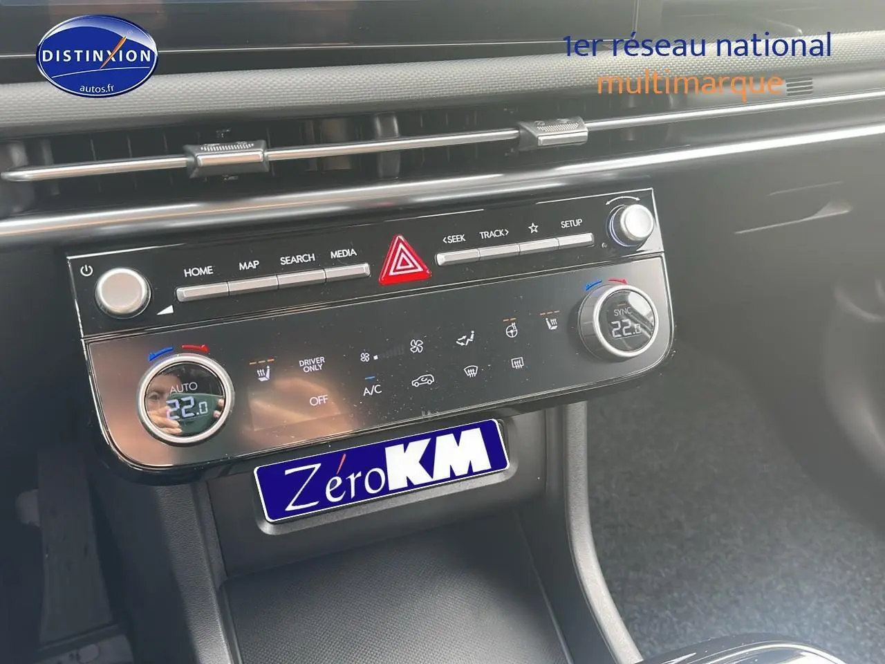 Tableau de bord du Hyundai Tucson 2025 avec commandes climatisation bi-zone et écran tactile noir brillant.