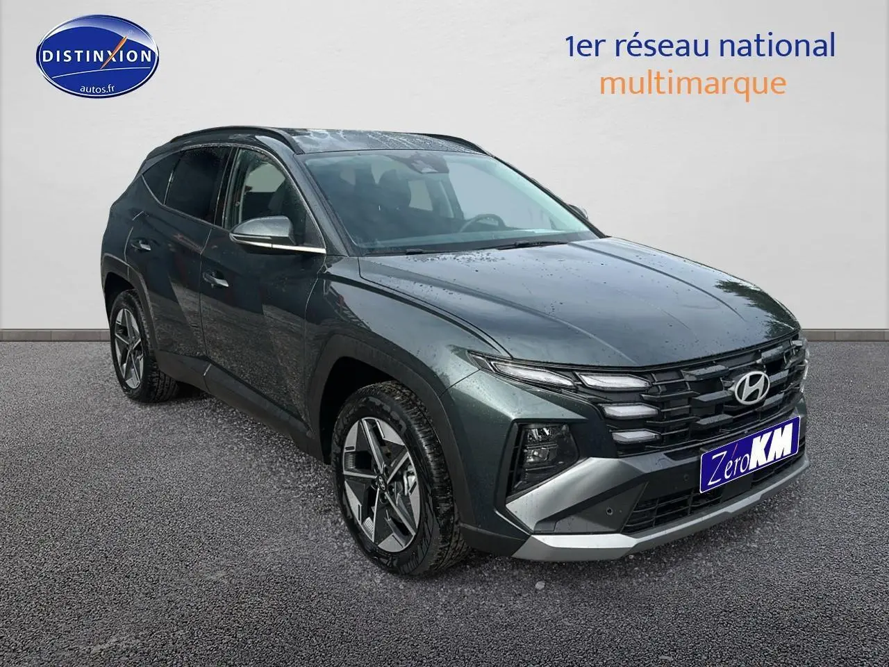 Hyundai Tucson 2025 vert cyprès en 3/4 avant droit avec jantes alliage et calandre noire distinctive.