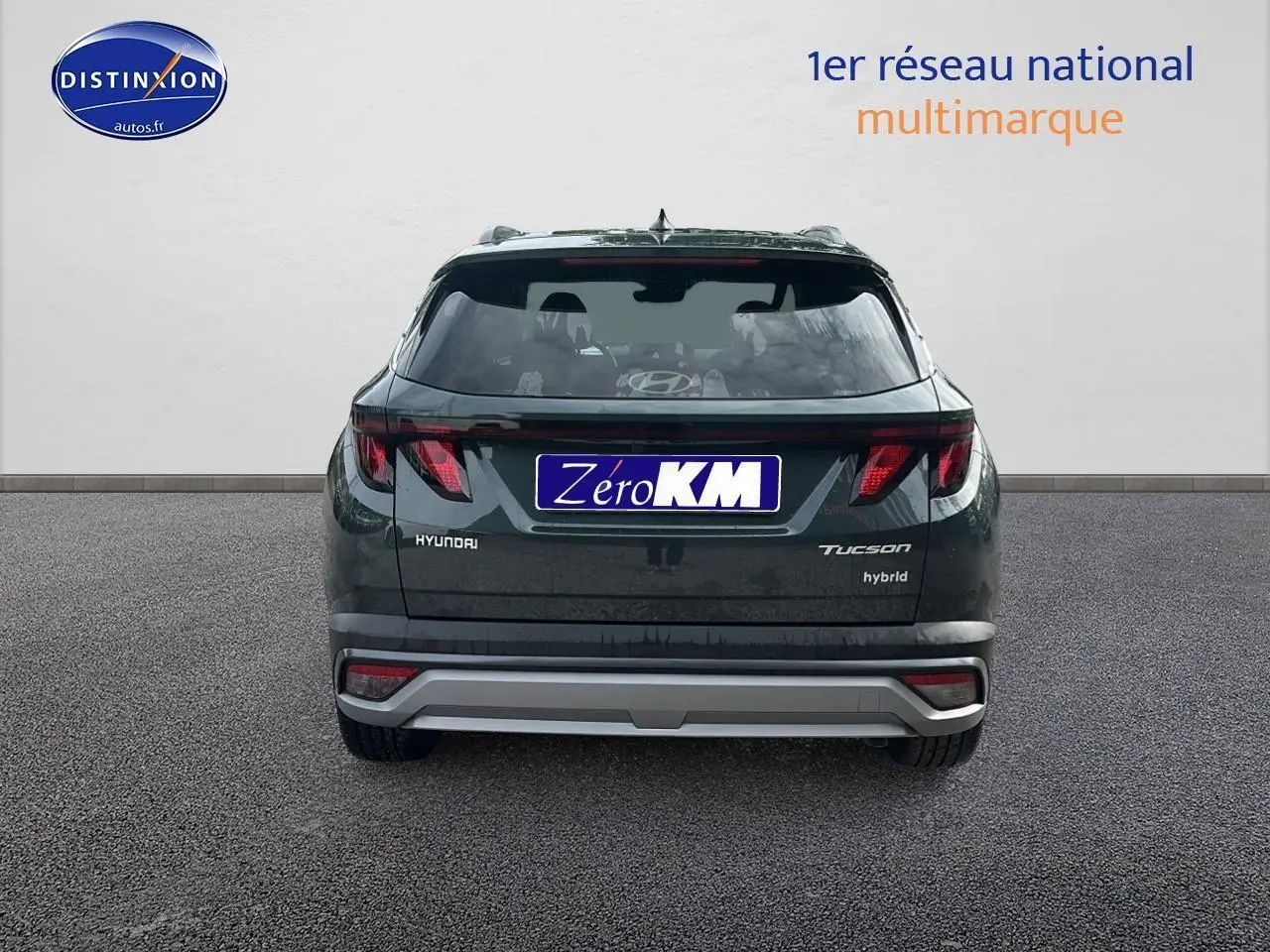Vue arrière d'un Hyundai Tucson 2025 vert cyprès hybride avec logo et feux arrière distinctifs.