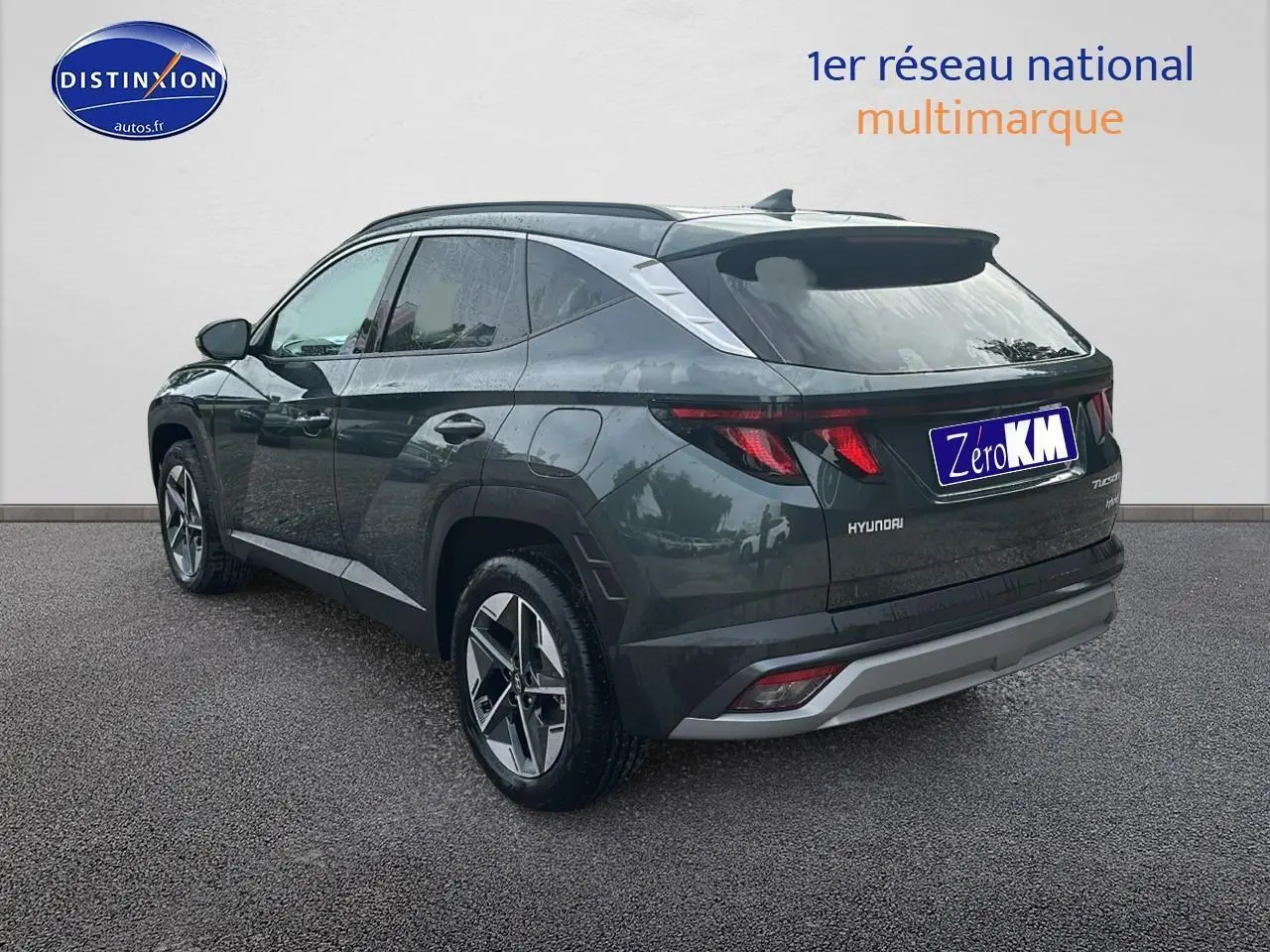 Vue 3/4 arrière droite du Hyundai Tucson 2025 vert cyprès avec jantes alliage et barres de toit visibles.