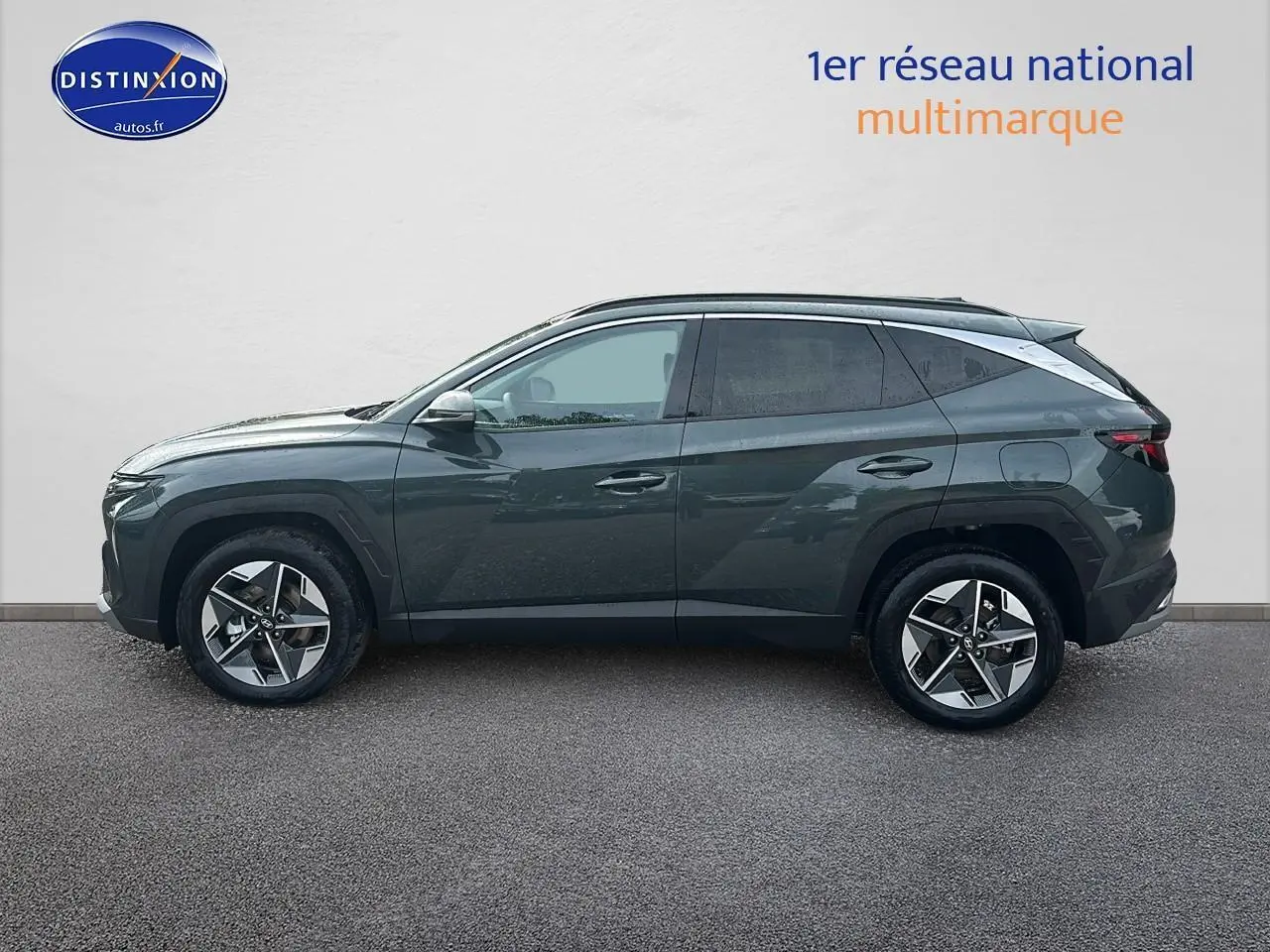 Profil côté gauche du Hyundai Tucson 2025 vert cyprès avec jantes alliage et barres de toit visibles.