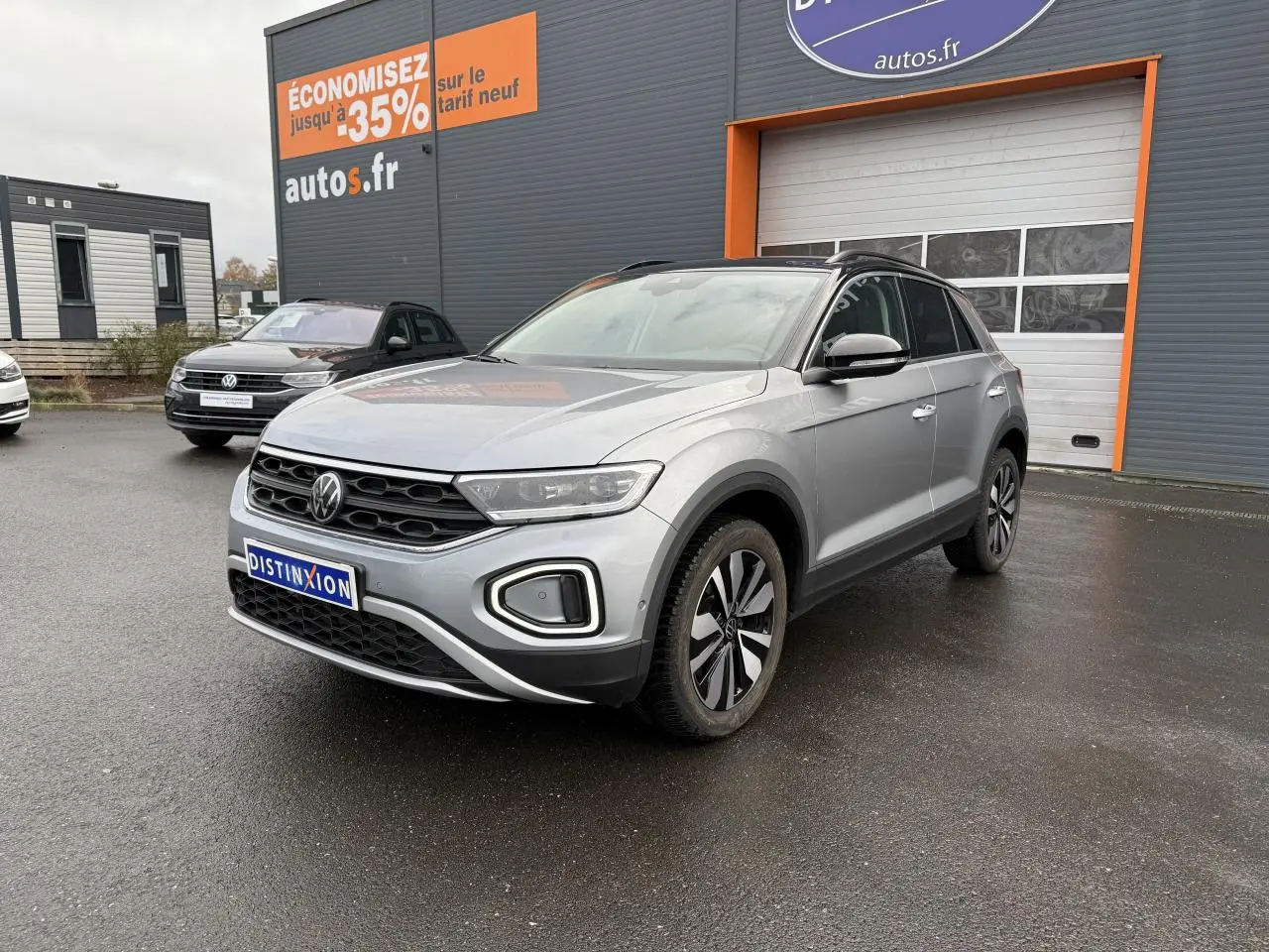 Volkswagen T-Roc argent pyrite métallisé en 3/4 avant droit avec jantes alliage et calandre noire distinctive.