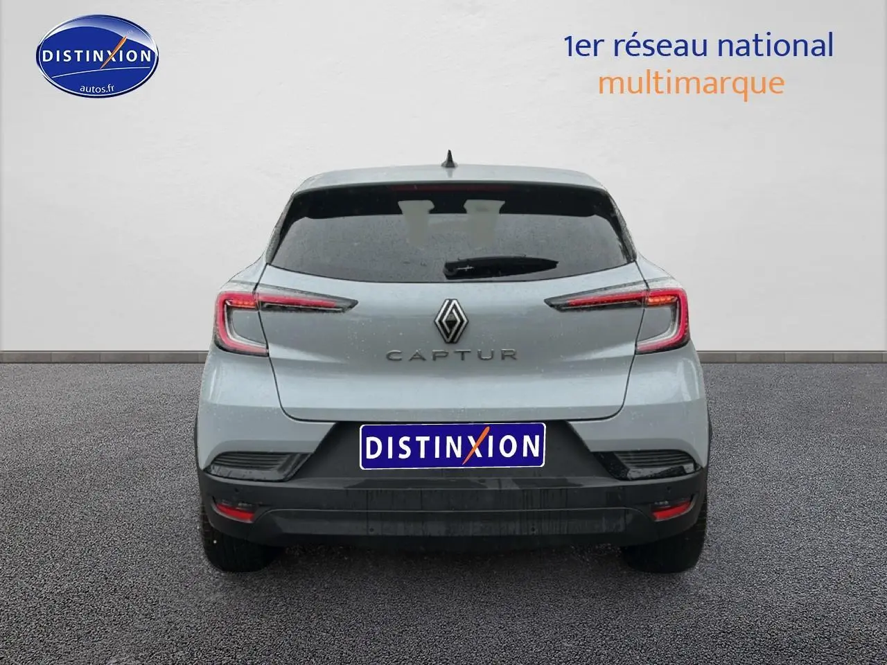 Vue arrière d'une Renault Captur gris rafale 2026 avec feux LED et lunette arrière surteintée.