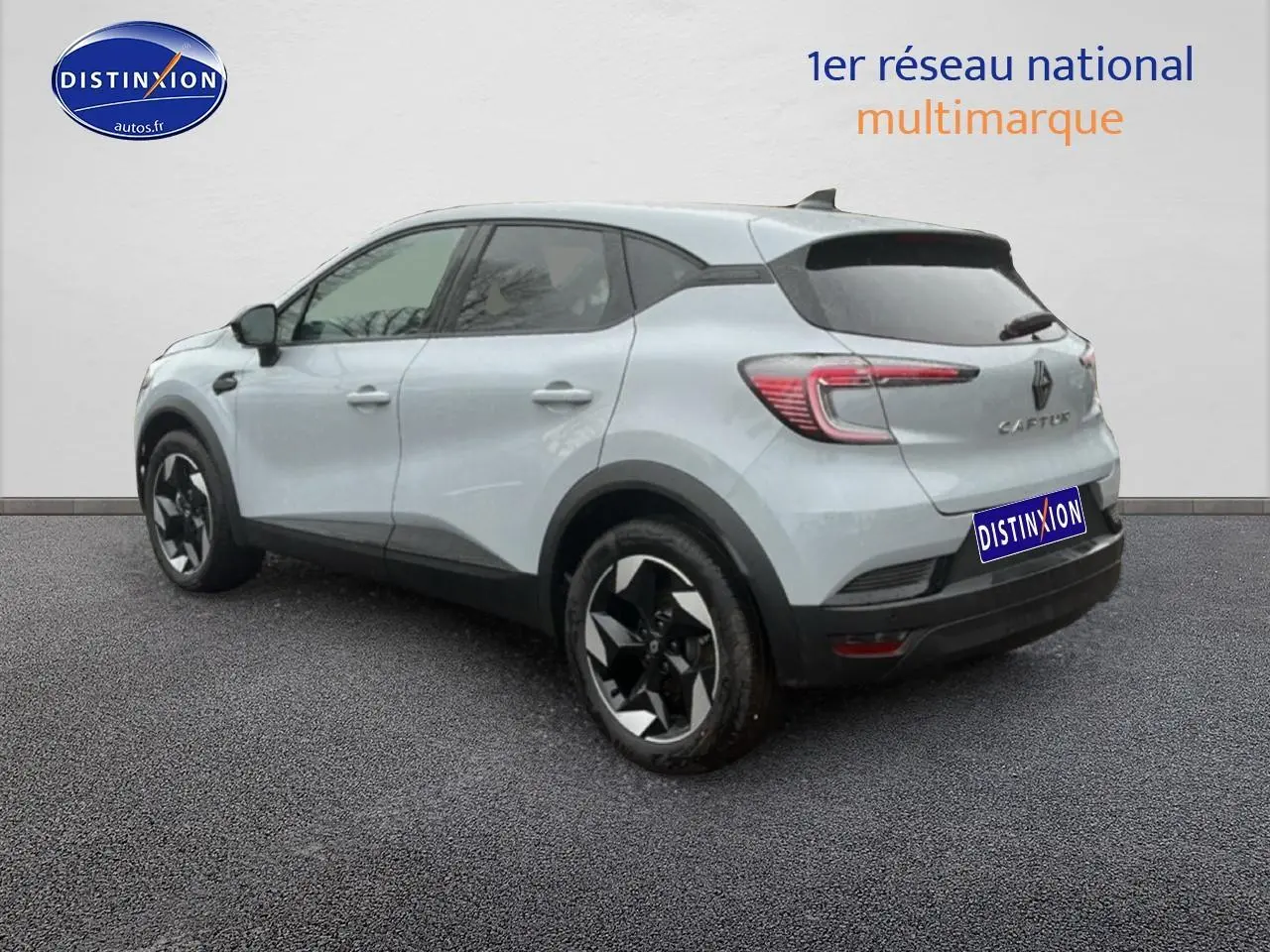 Vue 3/4 arrière droite d'un Renault Captur gris rafale avec jantes alu et feux arrière LED.