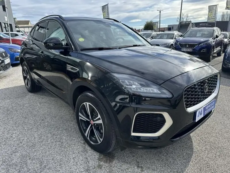 Jaguar E-PACE noir vue 3/4 avant droit, avec calandre distinctive et jantes alliage noires, stationné en extérieur.
