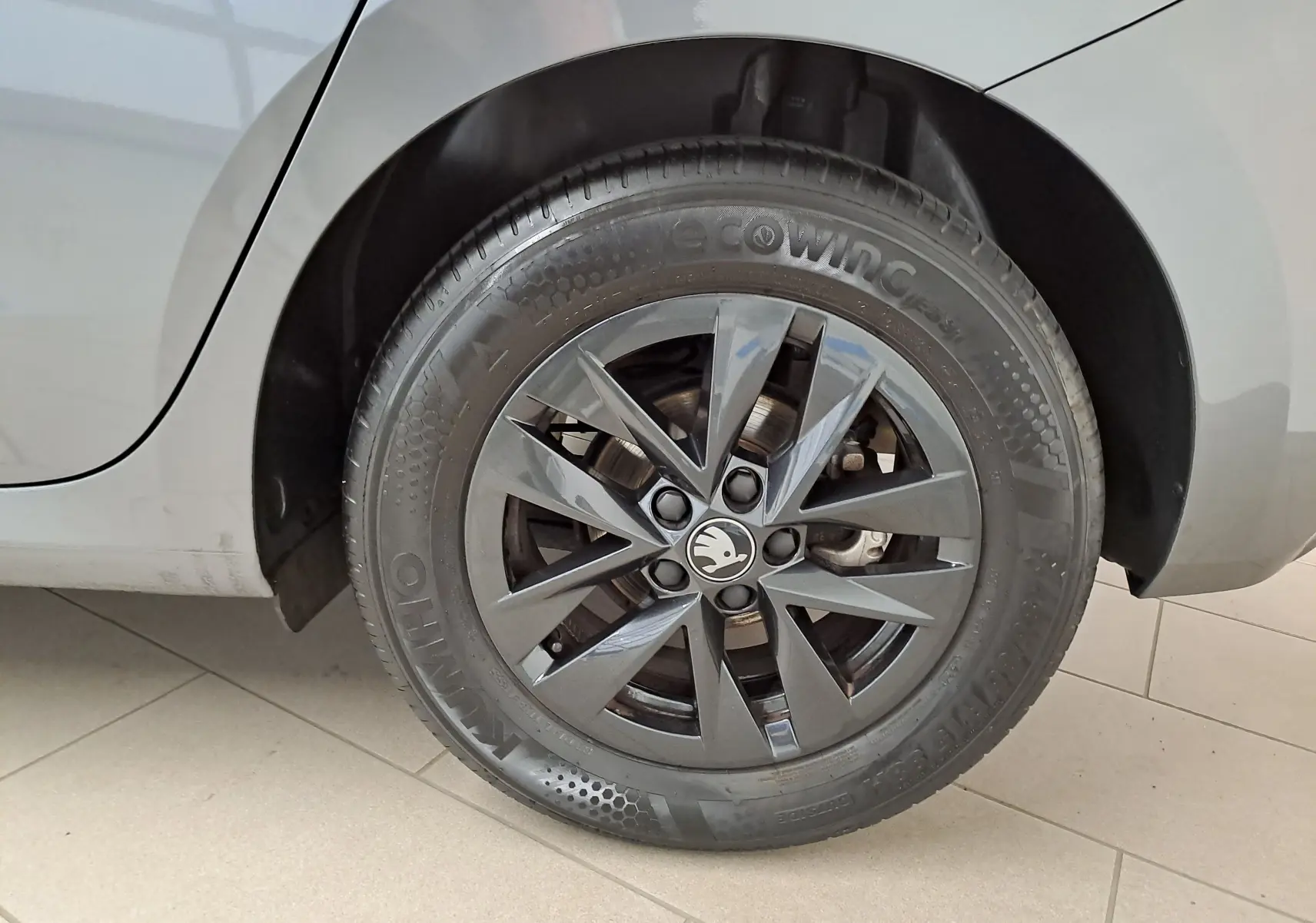 Gros plan sur la jante alliage noire 15'' Rotare d'une Skoda Fabia Gris Graphite, côté arrière droit.