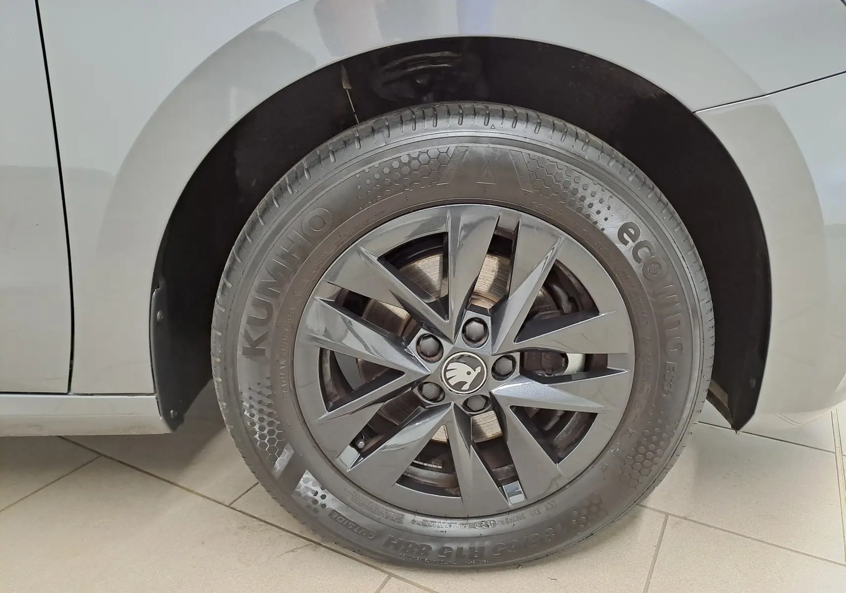 Gros plan sur la roue avant gauche d'une Skoda Fabia 2025 gris graphite avec jante alliage noire 15 pouces.