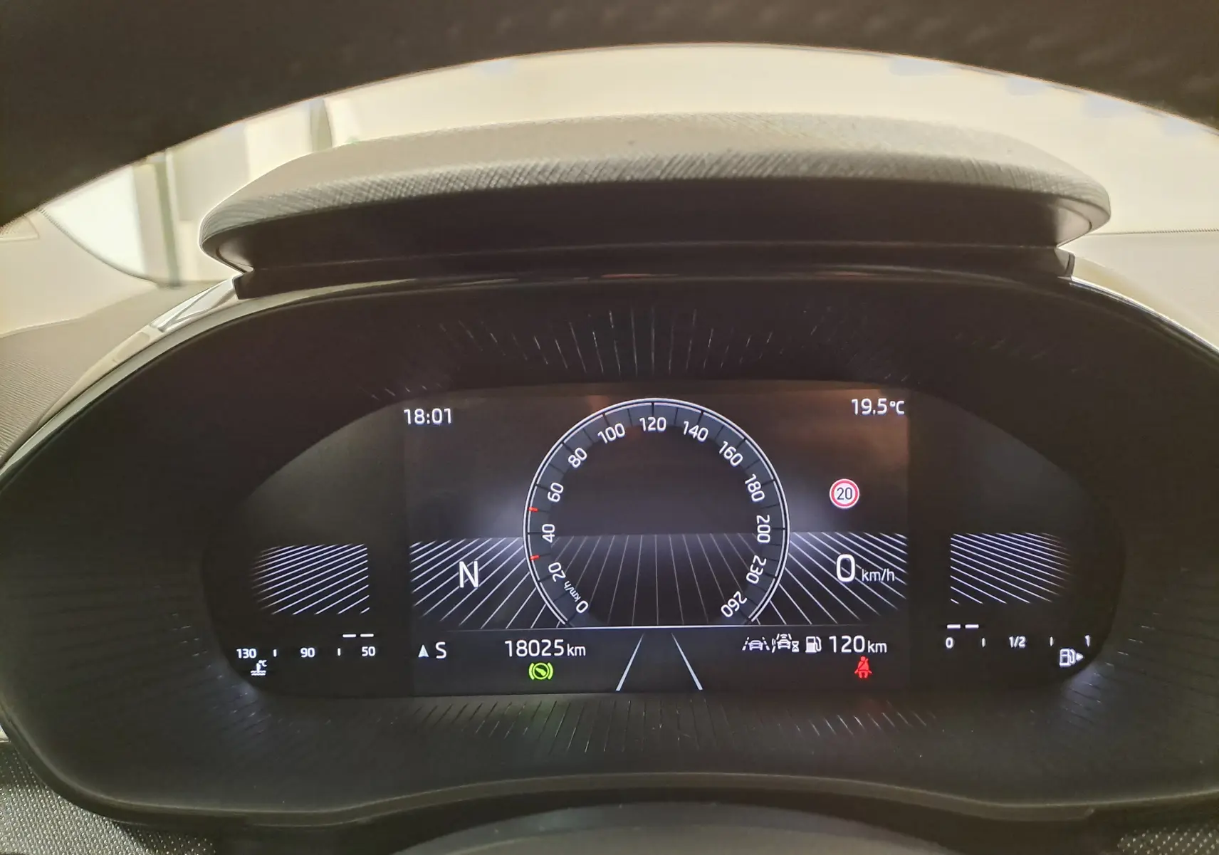 Tableau de bord numérique de la Skoda Fabia 2025, affichage vitesse, température et autonomie, vue de face rapprochée.