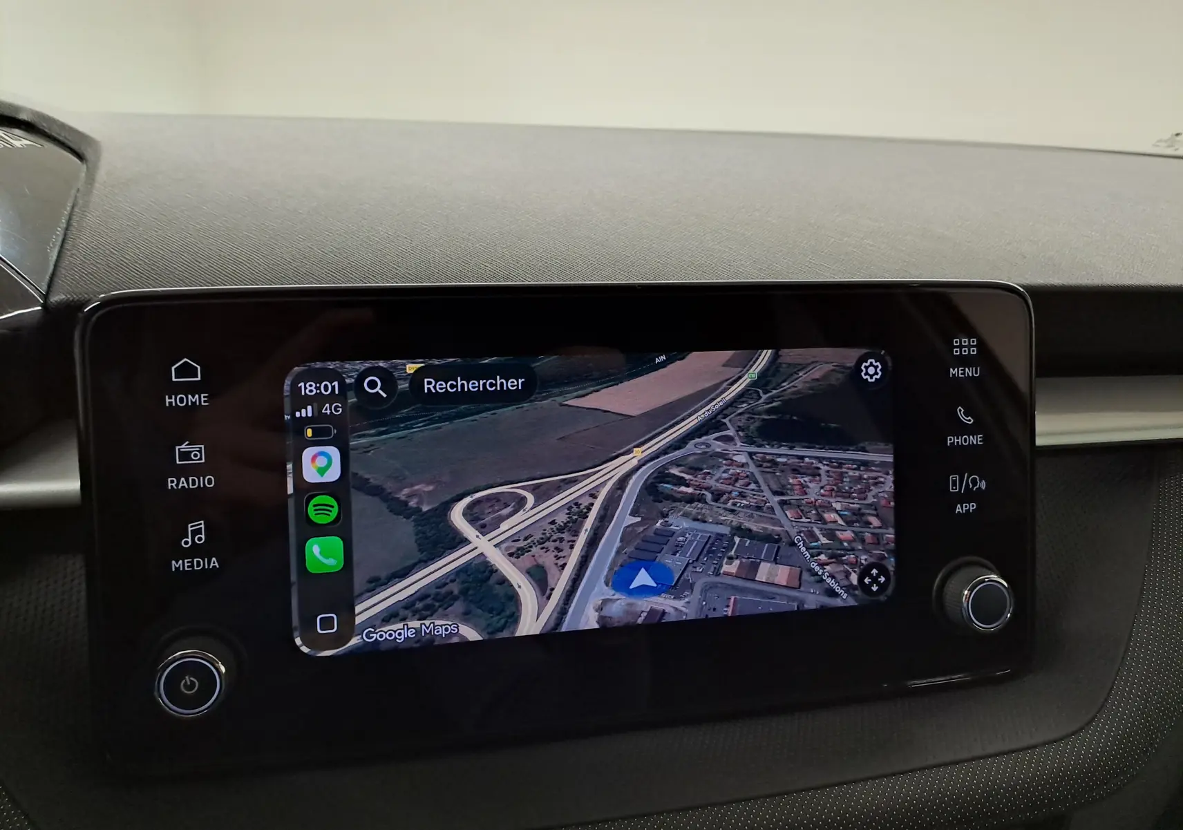 Écran tactile central de la Skoda Fabia 2025 affichant la navigation GPS avec interface moderne et commandes tactiles.