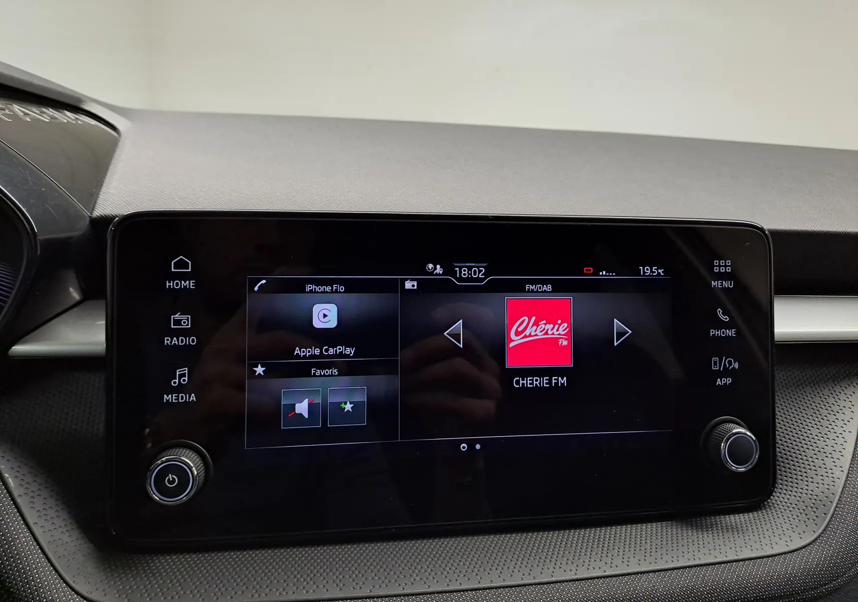 Écran tactile central du tableau de bord de la Skoda Fabia 2025 avec interface Apple CarPlay et radio Cherie FM.