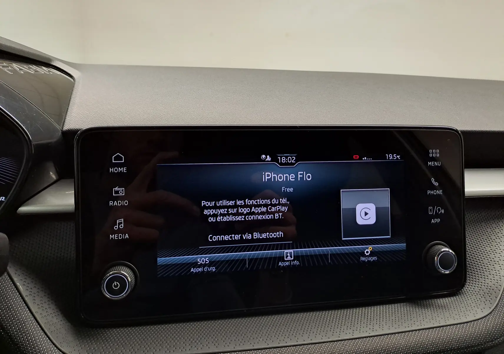 Écran tactile central du tableau de bord de la Skoda Fabia 2025 avec interface Bluetooth et commandes tactiles.