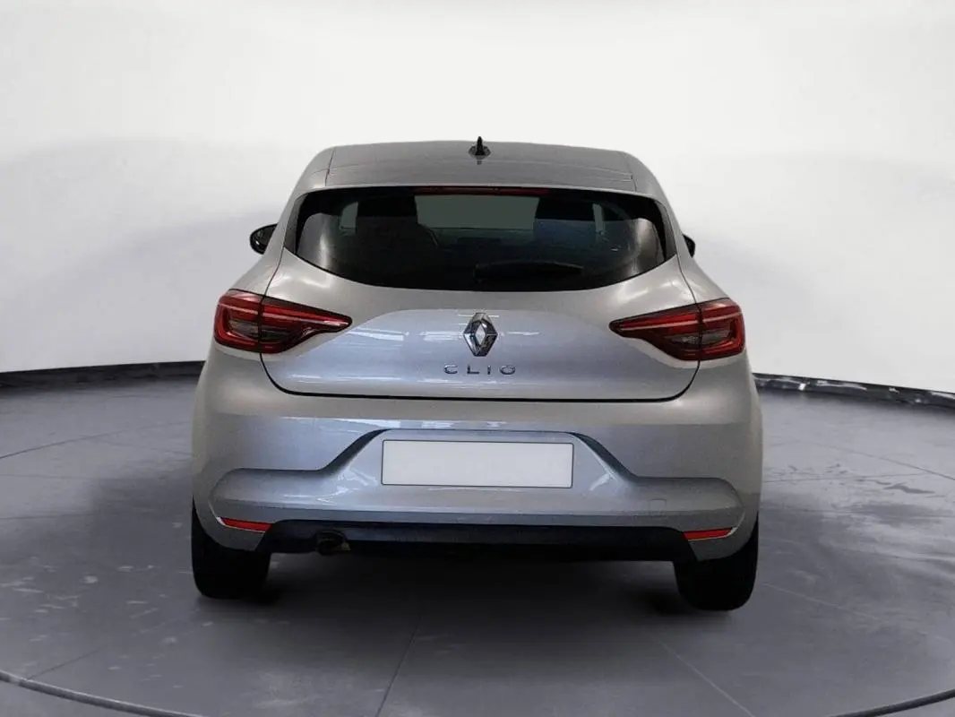 Vue arrière d'une Renault Clio gris clair 2022, soulignant ses feux arrière et son design compact.