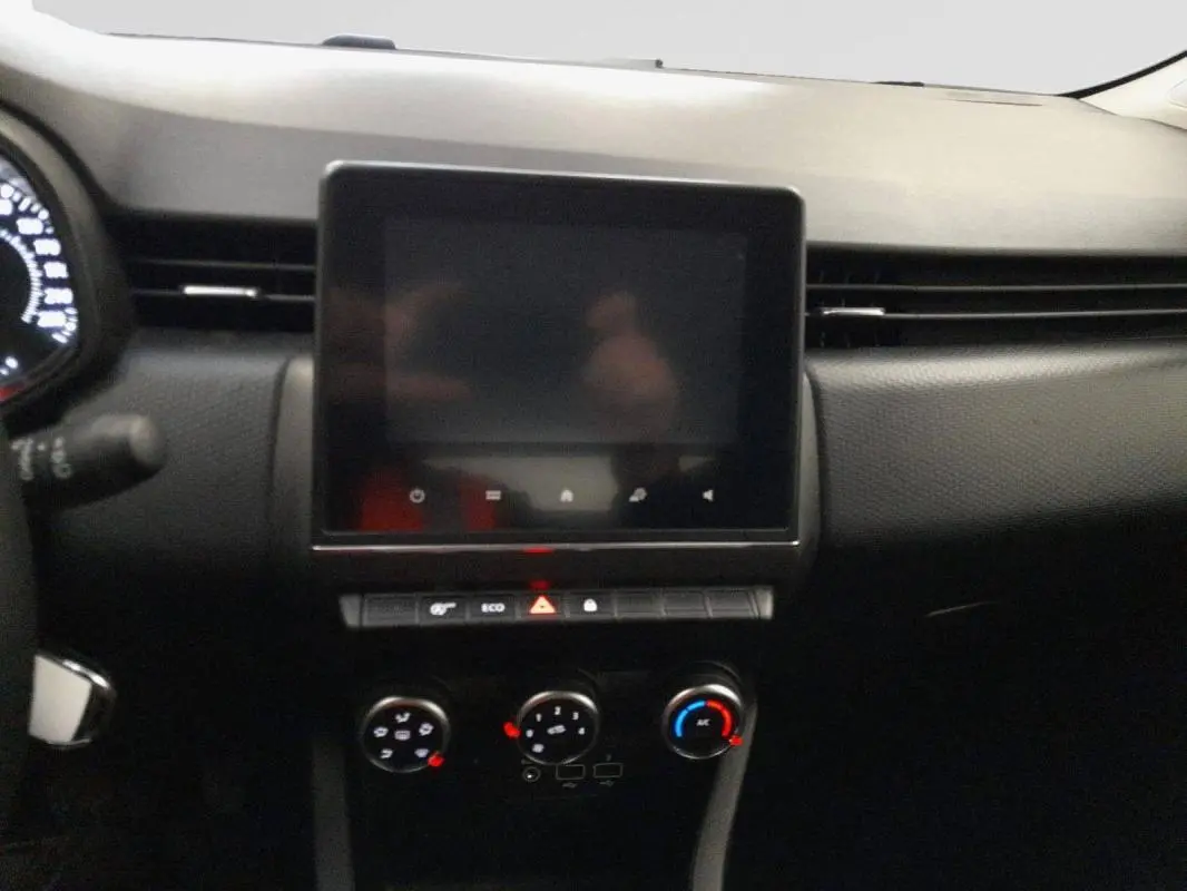 Vue intérieure centrée sur la console centrale de la Renault Clio V TCe 90 Equilibre 2022, avec écran tactile et commandes de climatisation manuelle.