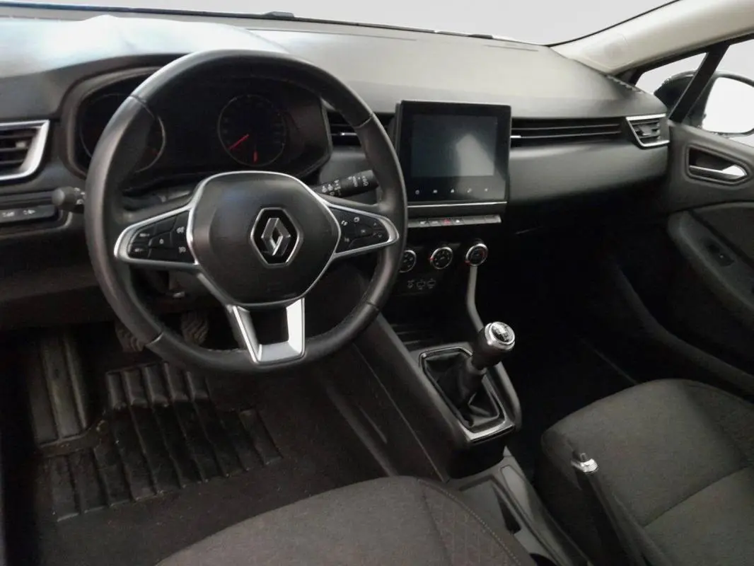 Vue intérieure de la Renault Clio V TCe 90 Equilibre 2022, tableau de bord noir avec écran tactile et boîte manuelle.