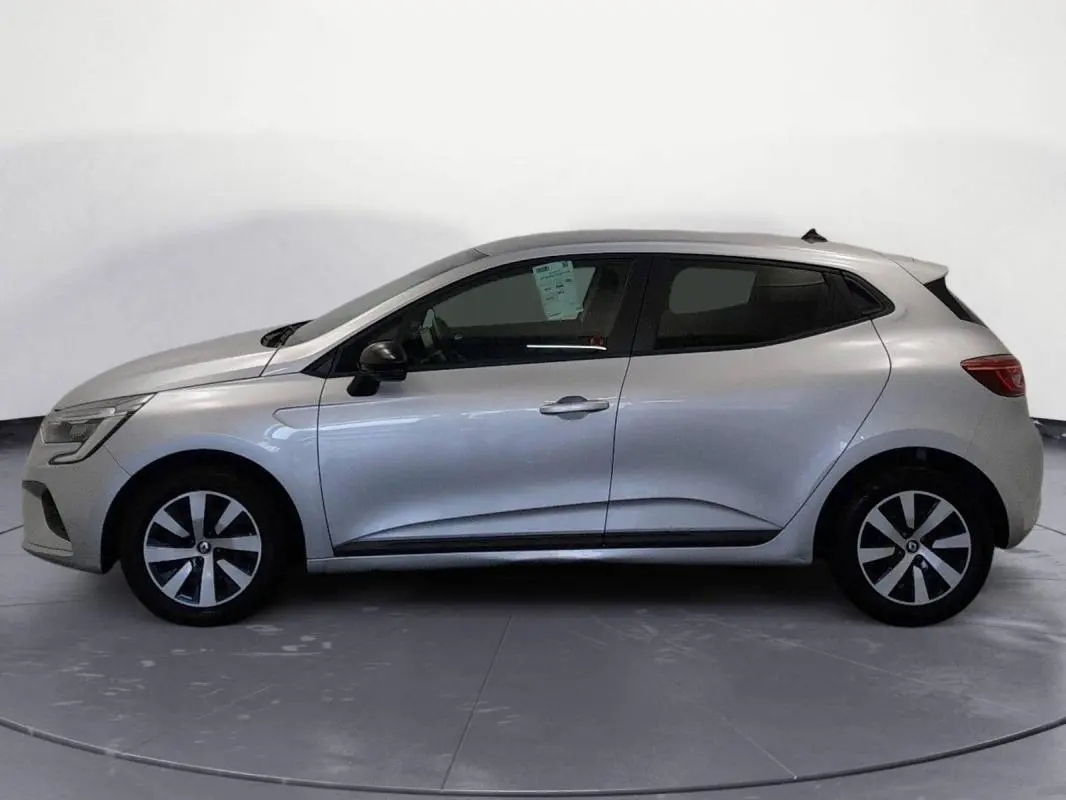 Profil droit d'une Renault Clio V TCe 90 Equilibre gris clair 2022 avec jantes alliage et vitres teintées.