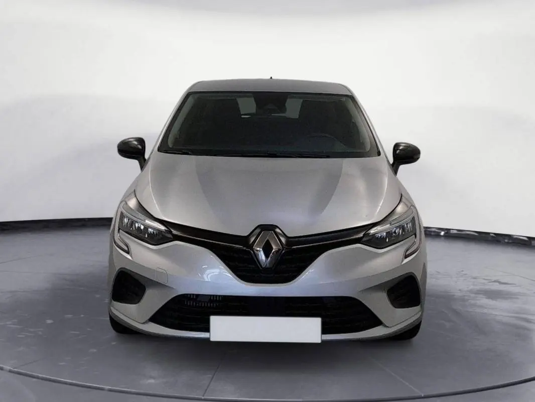 Vue frontale d'une Renault Clio gris clair 2022, mettant en valeur sa calandre noire et ses phares LED fins.