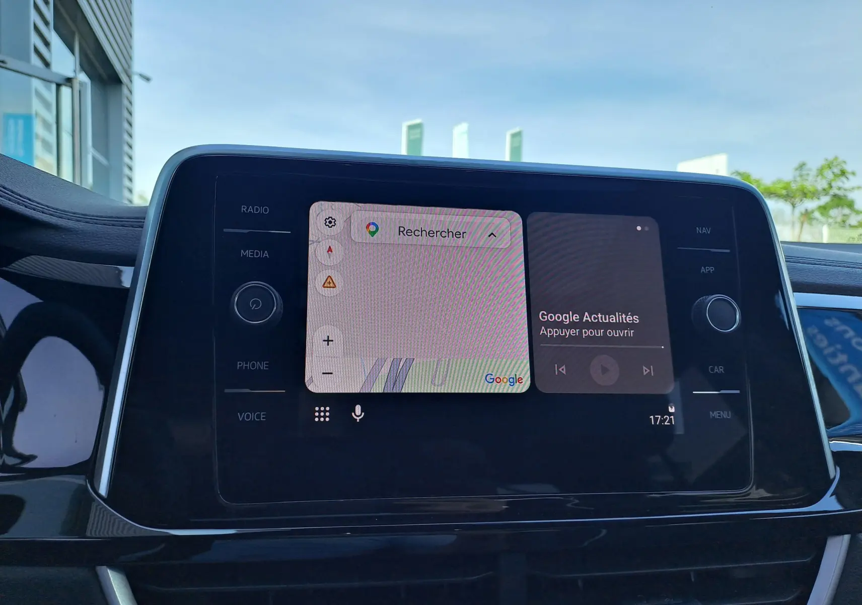 Écran tactile central du tableau de bord du Volkswagen T-Roc 2025 affichant une interface Google Maps et Google Actualités.