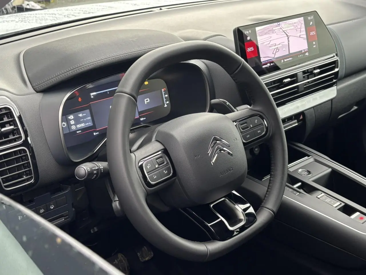 Vue rapprochée du volant et tableau de bord numérique du Citroën C5 Aircross, avec écran tactile et finitions noires.