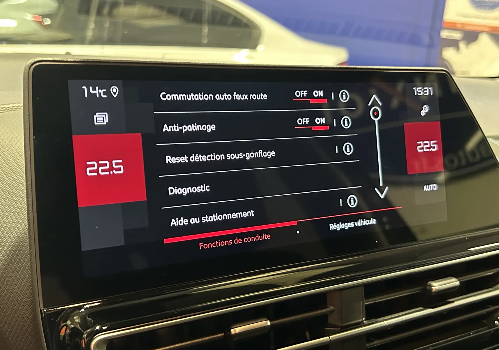 Écran tactile intérieur du Citroën C5 Aircross 2025 affichant les réglages de conduite et la température à 22,5°C