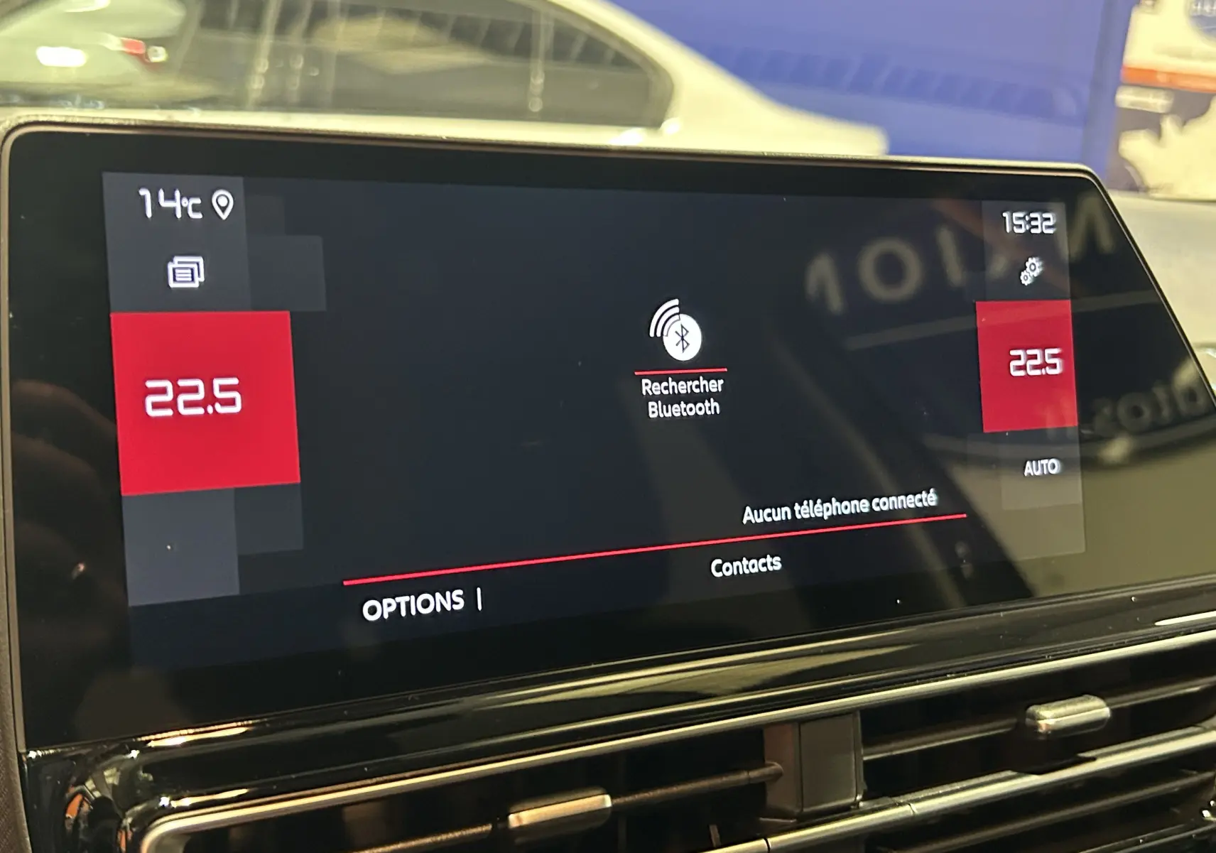 Écran tactile central du tableau de bord du Citroën C5 Aircross 2025 affichant la température et la recherche Bluetooth.