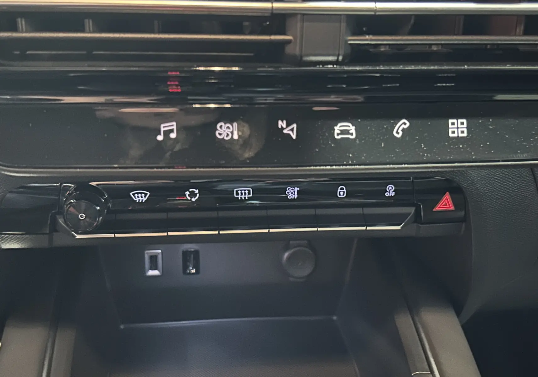 Détail de la console centrale noire du Citroën C5 Aircross 2025 avec commandes tactiles et ports USB visibles.