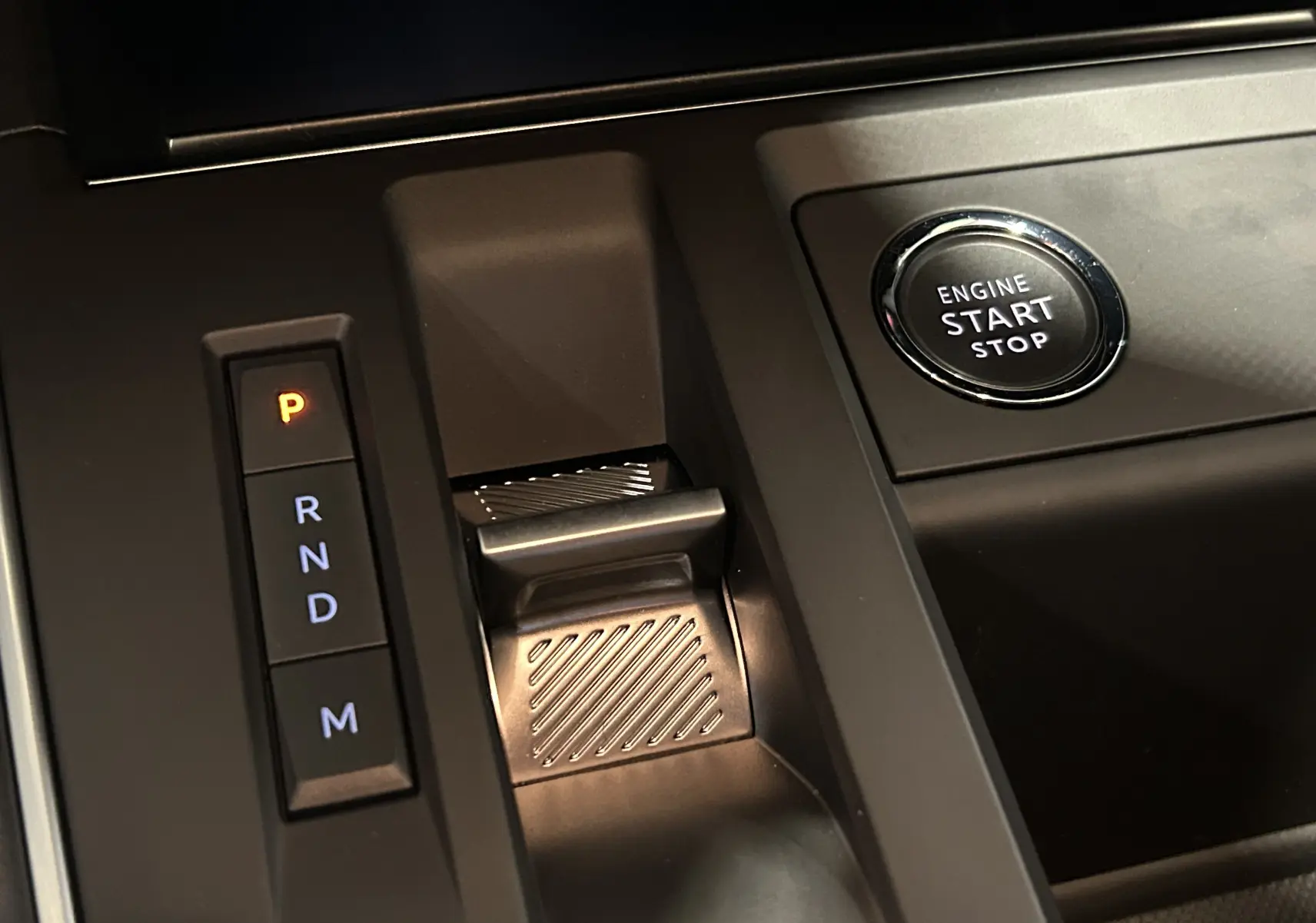 Gros plan sur la console centrale du Citroën C5 Aircross gris platinium, avec levier de boîte auto et bouton start/stop.