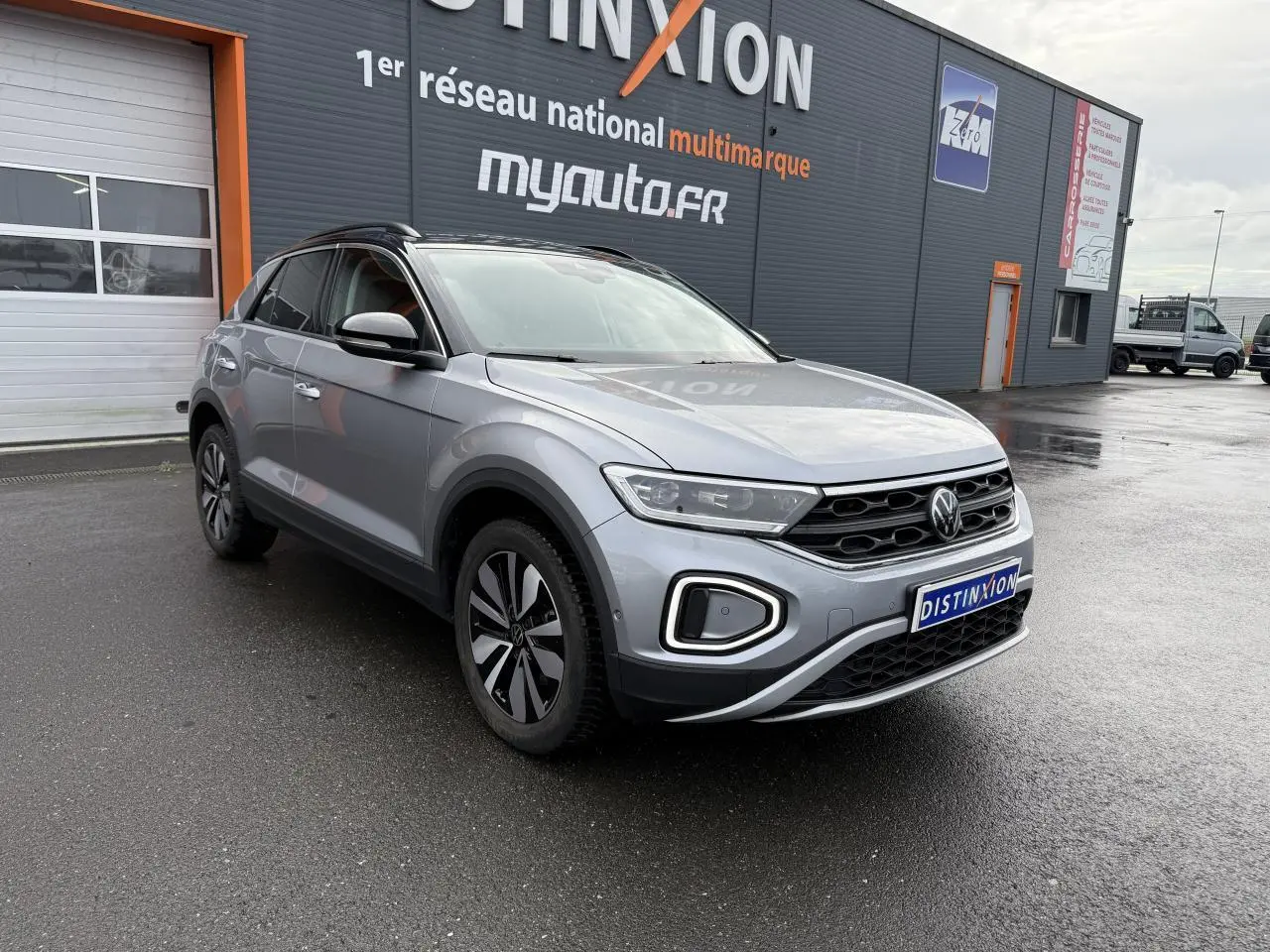 Volkswagen T-Roc argent pyrite métallisé en 3/4 avant droit avec jantes alliage et calandre noire distinctive