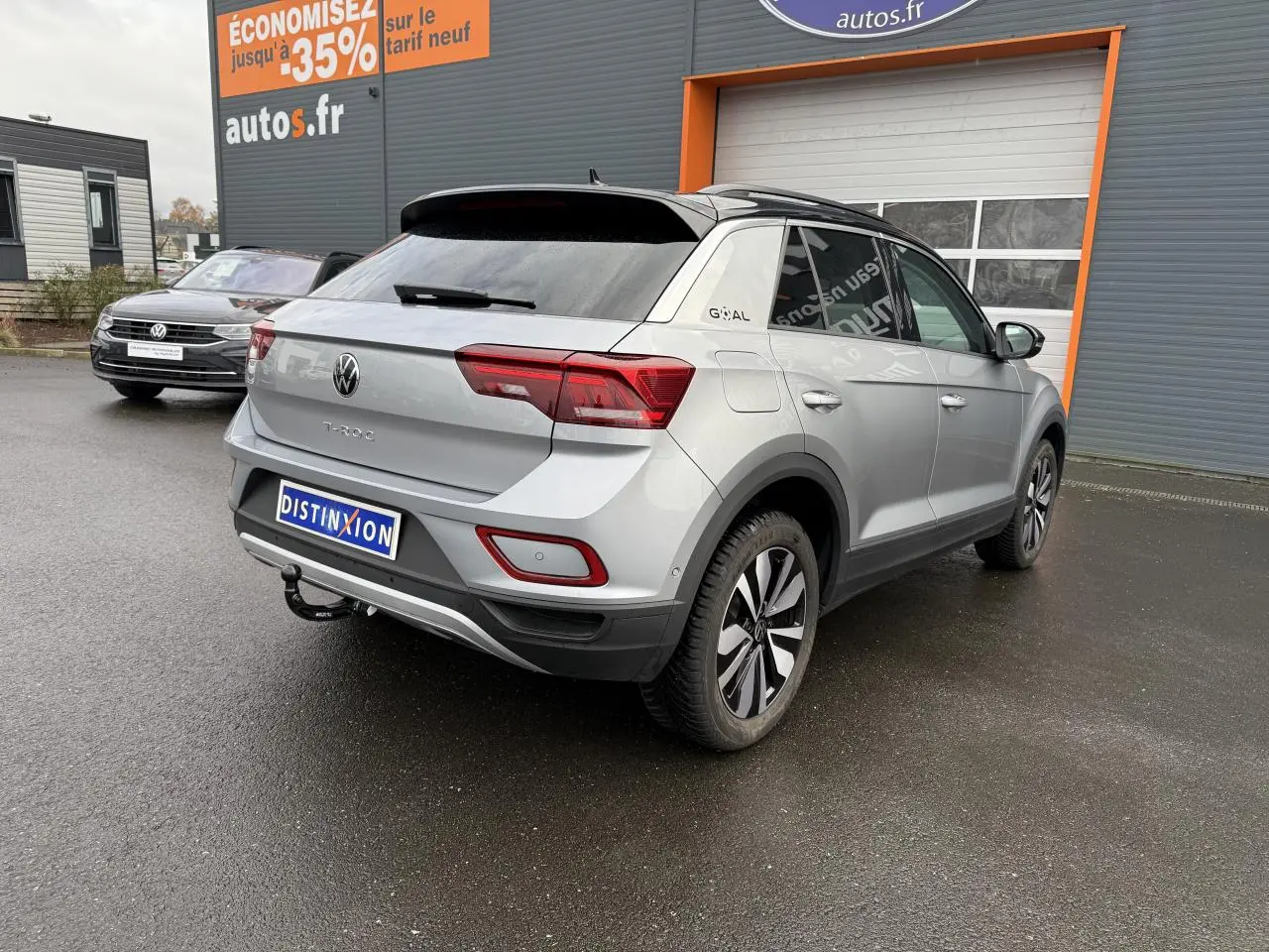 Volkswagen T-Roc argent pyrite métallisé en 3/4 arrière droit avec attelage amovible et jantes alliage Zürich.