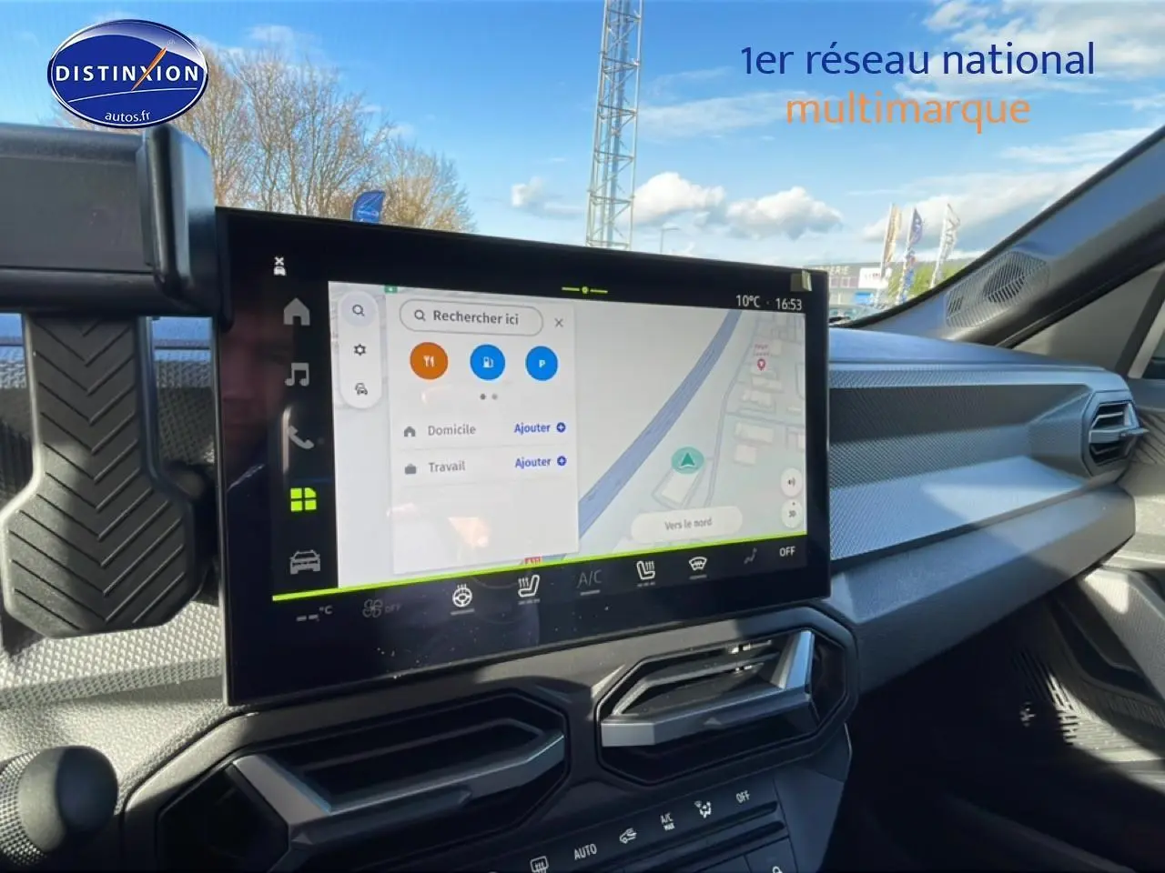 Vue intérieure du tableau de bord du Dacia Duster 2026 noir, avec écran tactile central affichant la navigation GPS.