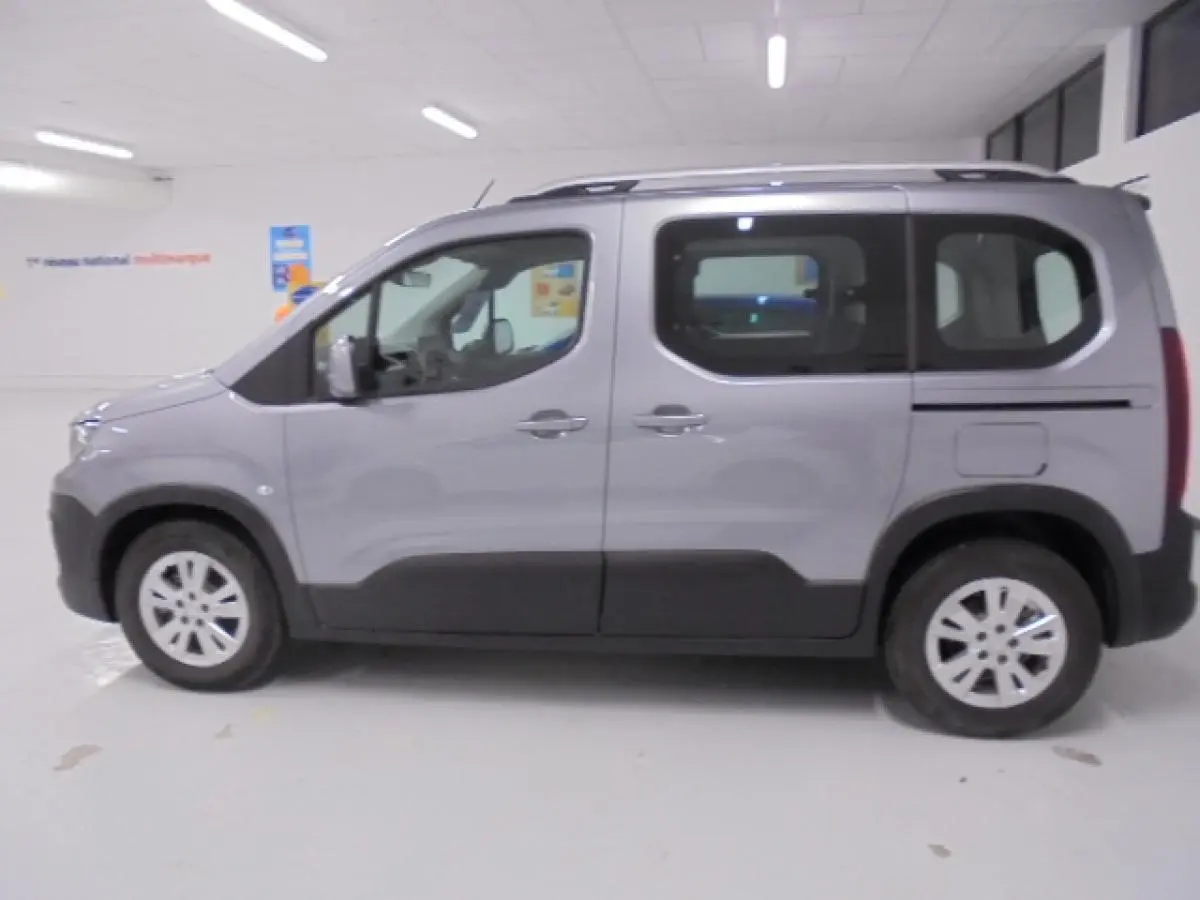 Peugeot Rifter 2020 gris Artense vu de profil côté gauche, avec protections noires sur les bas de caisse.