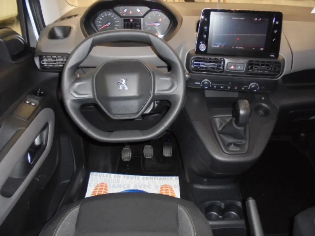 Vue intérieure avant du Peugeot Rifter 2020, tableau de bord avec volant compact, écran tactile et levier de vitesses manuel.