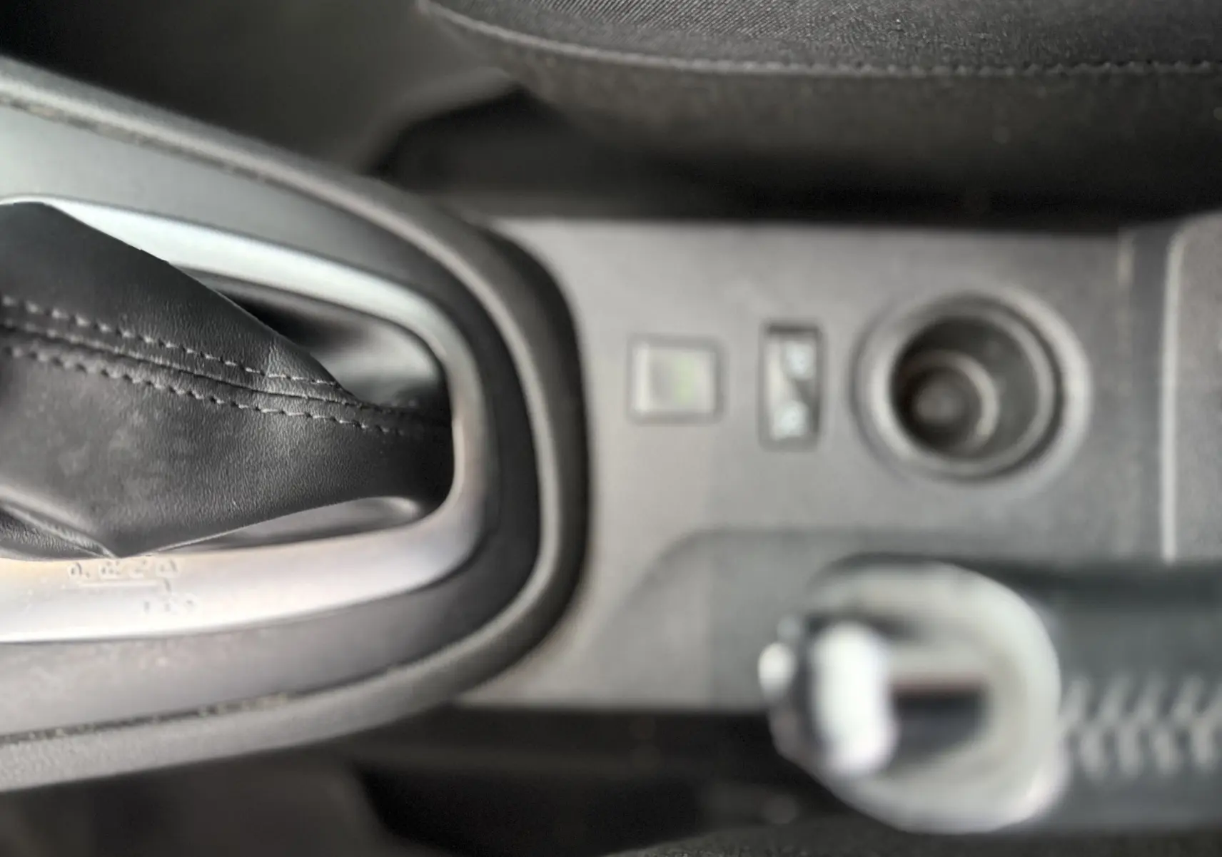 Vue rapprochée du levier de vitesse automatique et frein à main en cuir noir dans une Renault Captur TCe 120 Intens 2017.