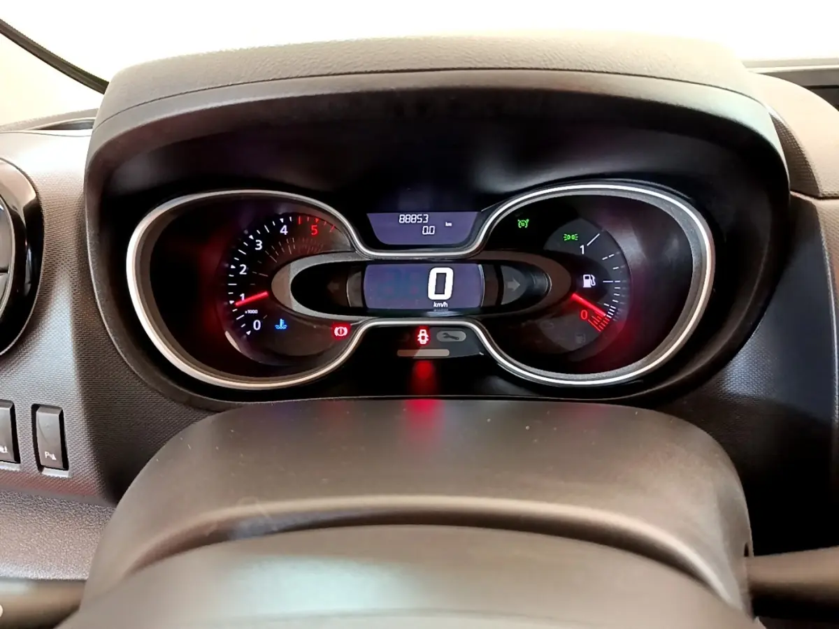 Vue rapprochée du tableau de bord numérique du Renault Trafic Fourgon blanc, affichant la vitesse à 0 km/h.