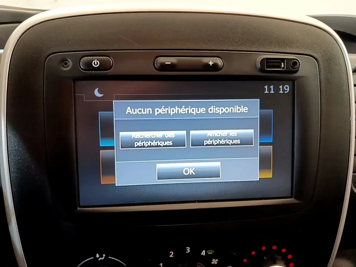 Écran tactile central du Renault Trafic Fourgon L1H1 2021 affichant un message "Aucun périphérique disponible".